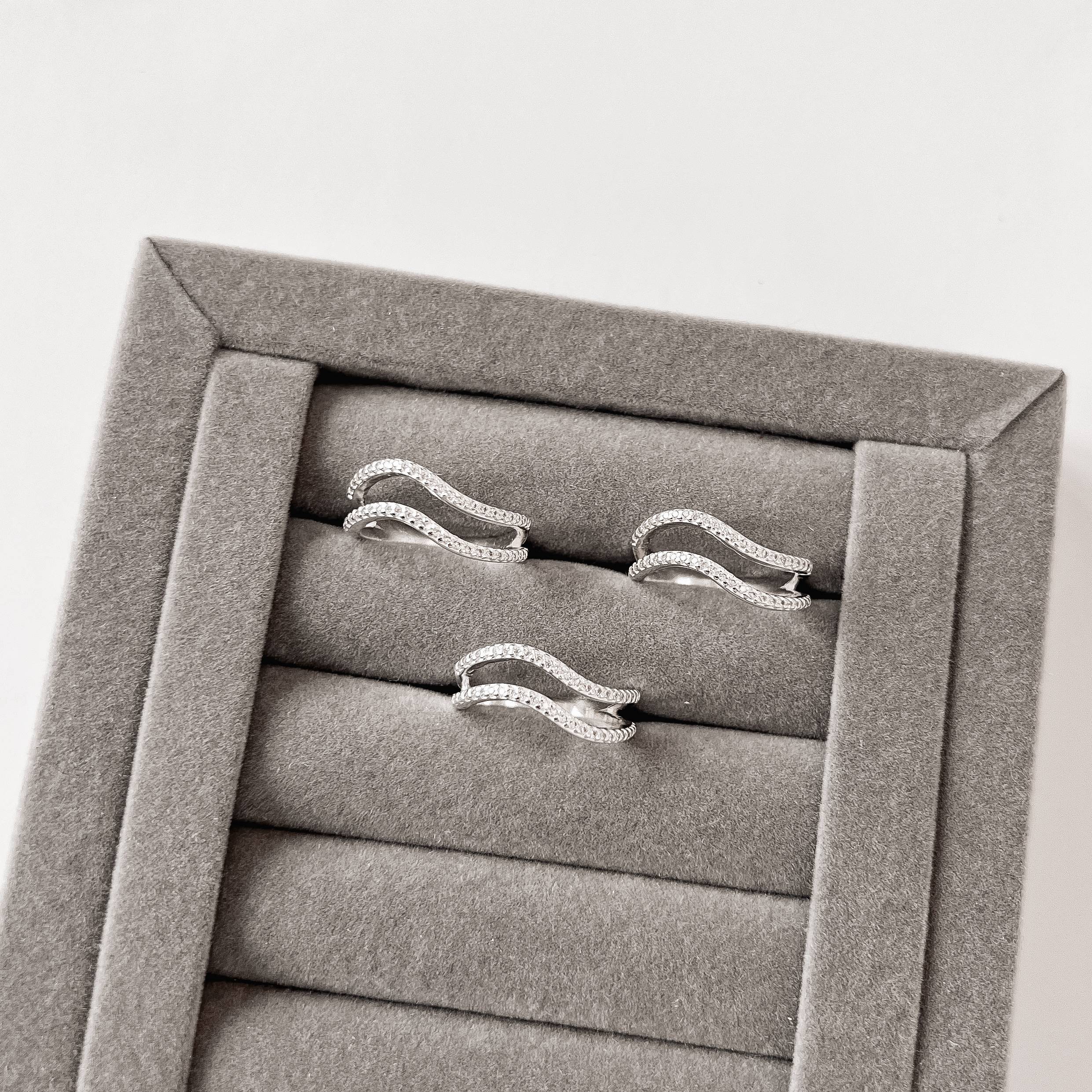 Anel duplo ondulado cravejado