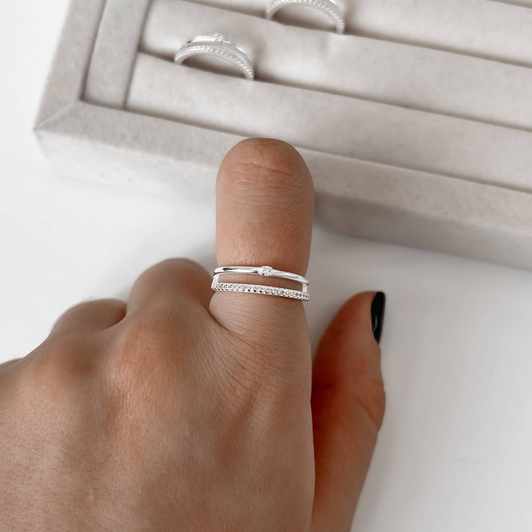 Anel duplo solitário com meia aliança