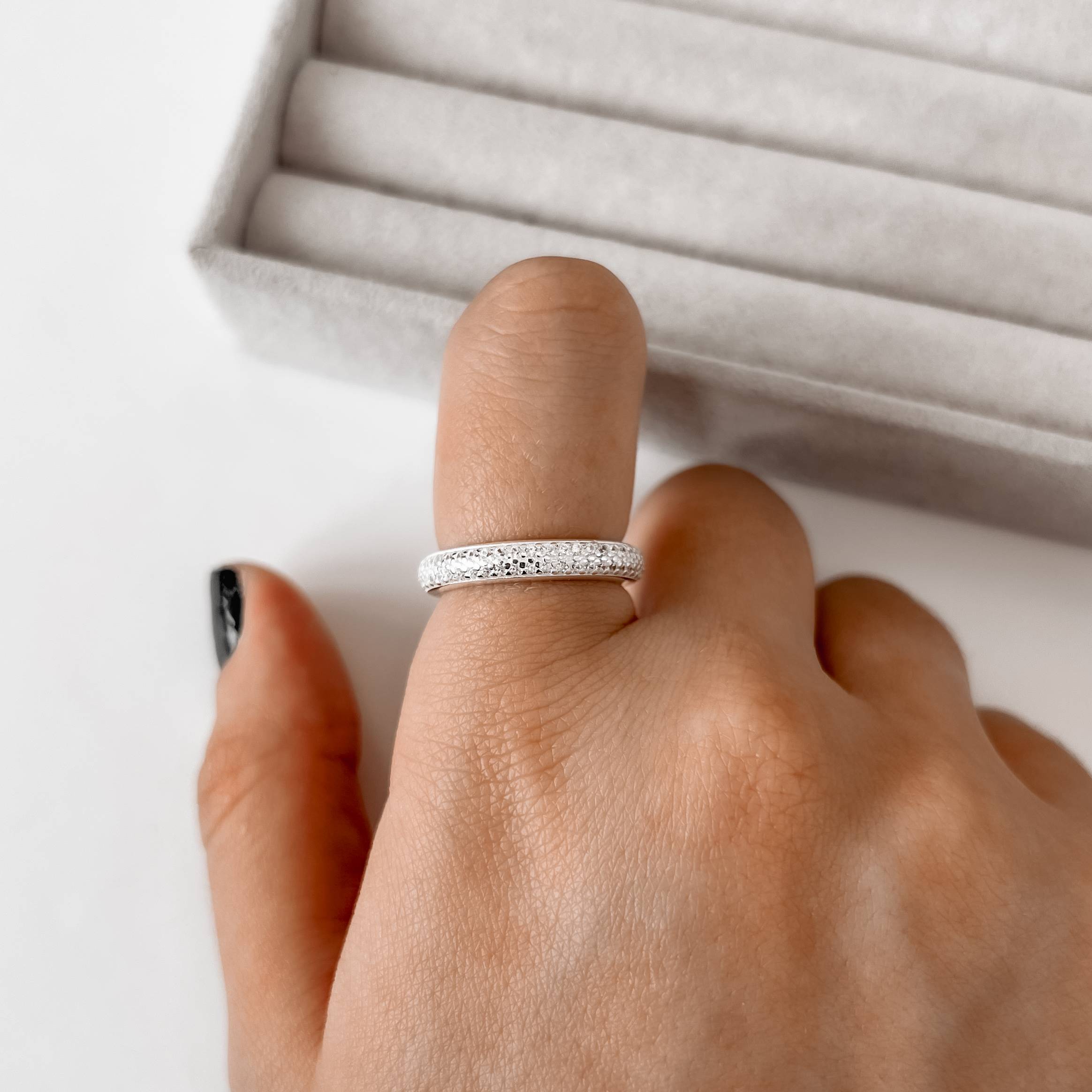 Anel com cravejado duplo