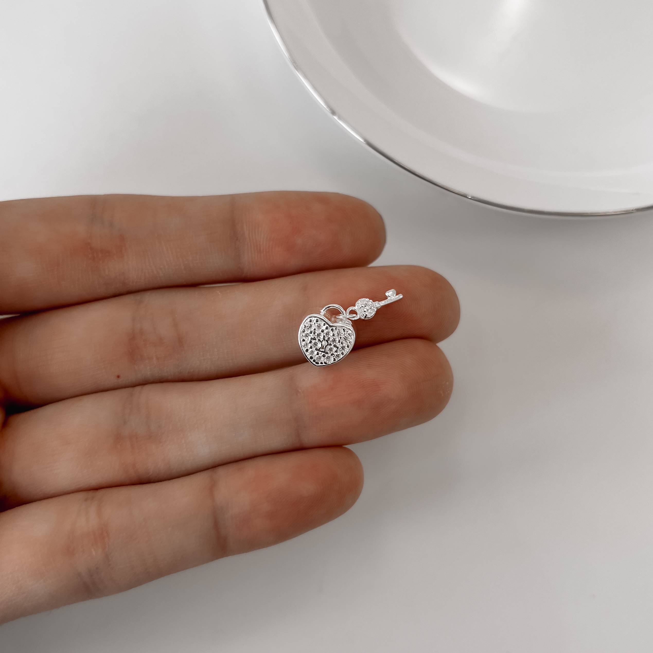 Berloque separador cadeado coração cravejado com pingente chave 10mm