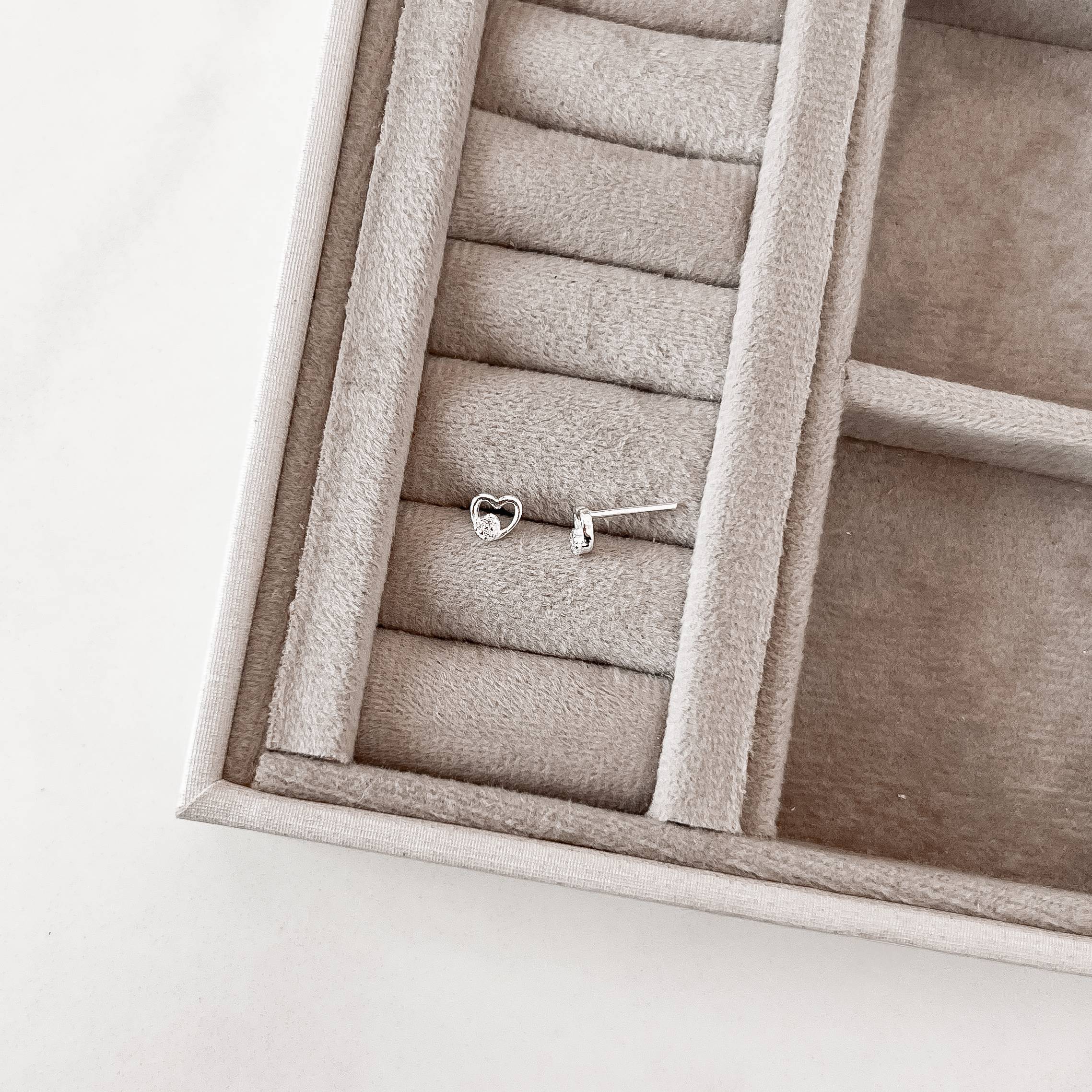 Imagem Brinco corações vazado e mini cravejado 6mm