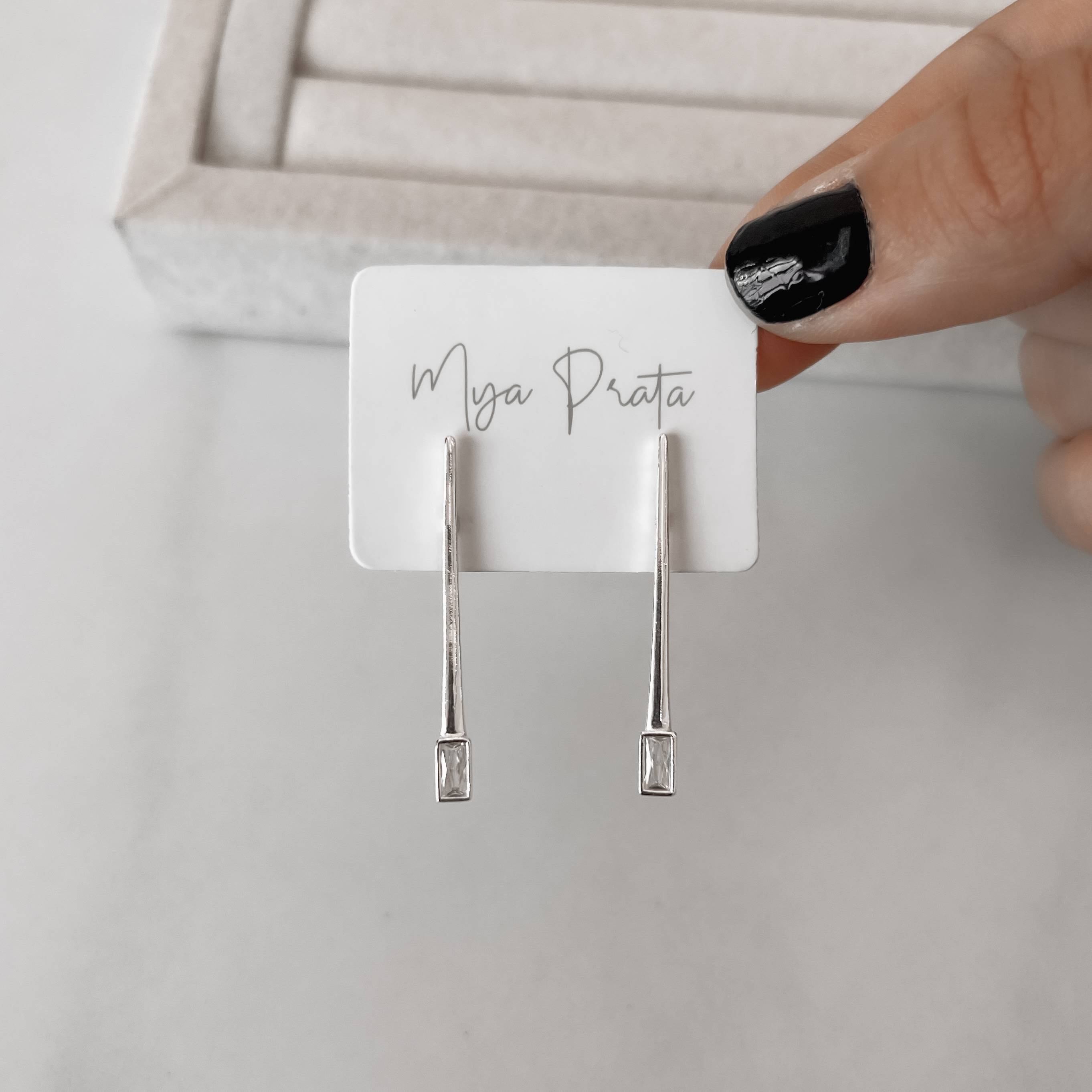 Imagem Secundária Brinco bastão com zircônia retangular 35mm