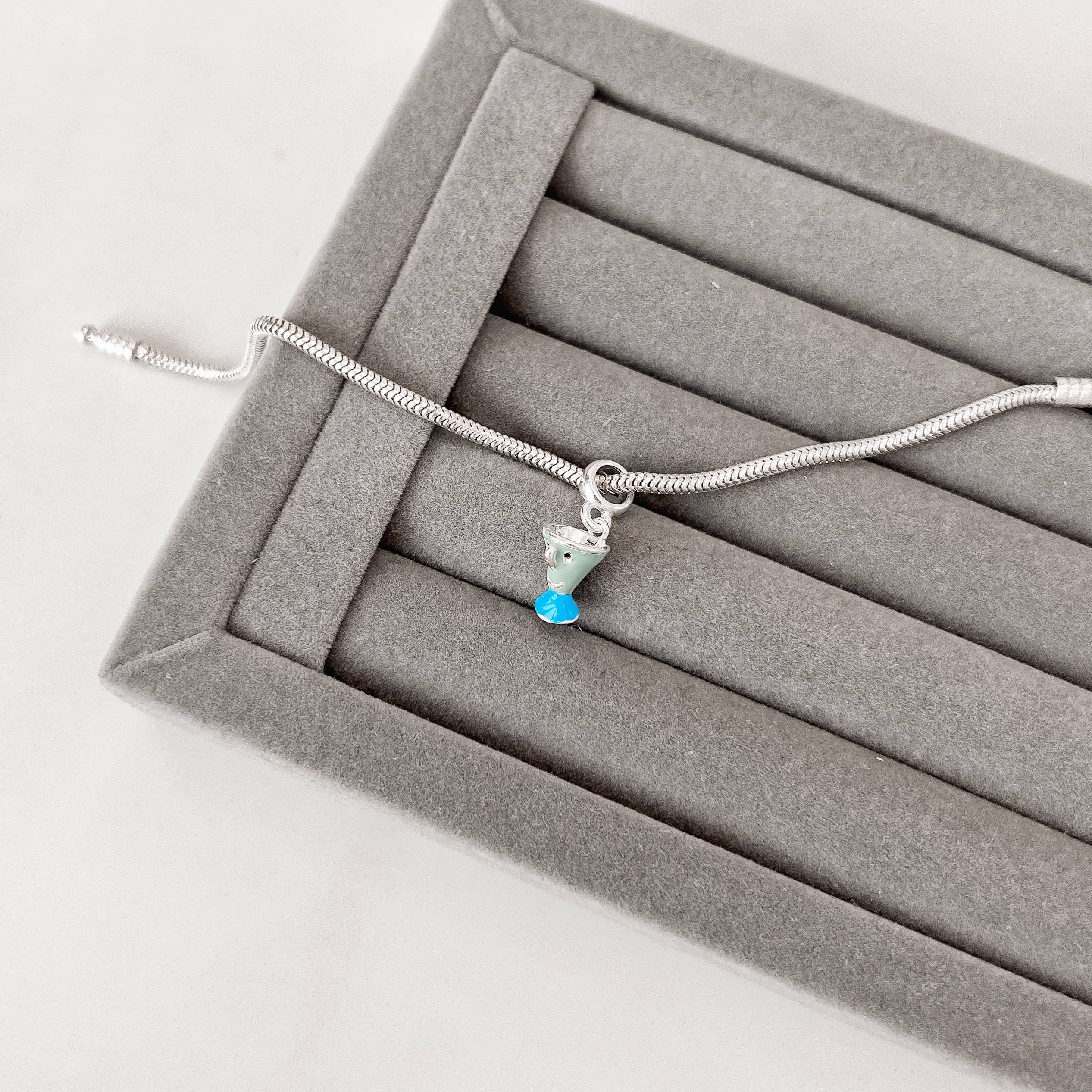 Berloque pingente xícara a Bela e a Fera 11mm resina