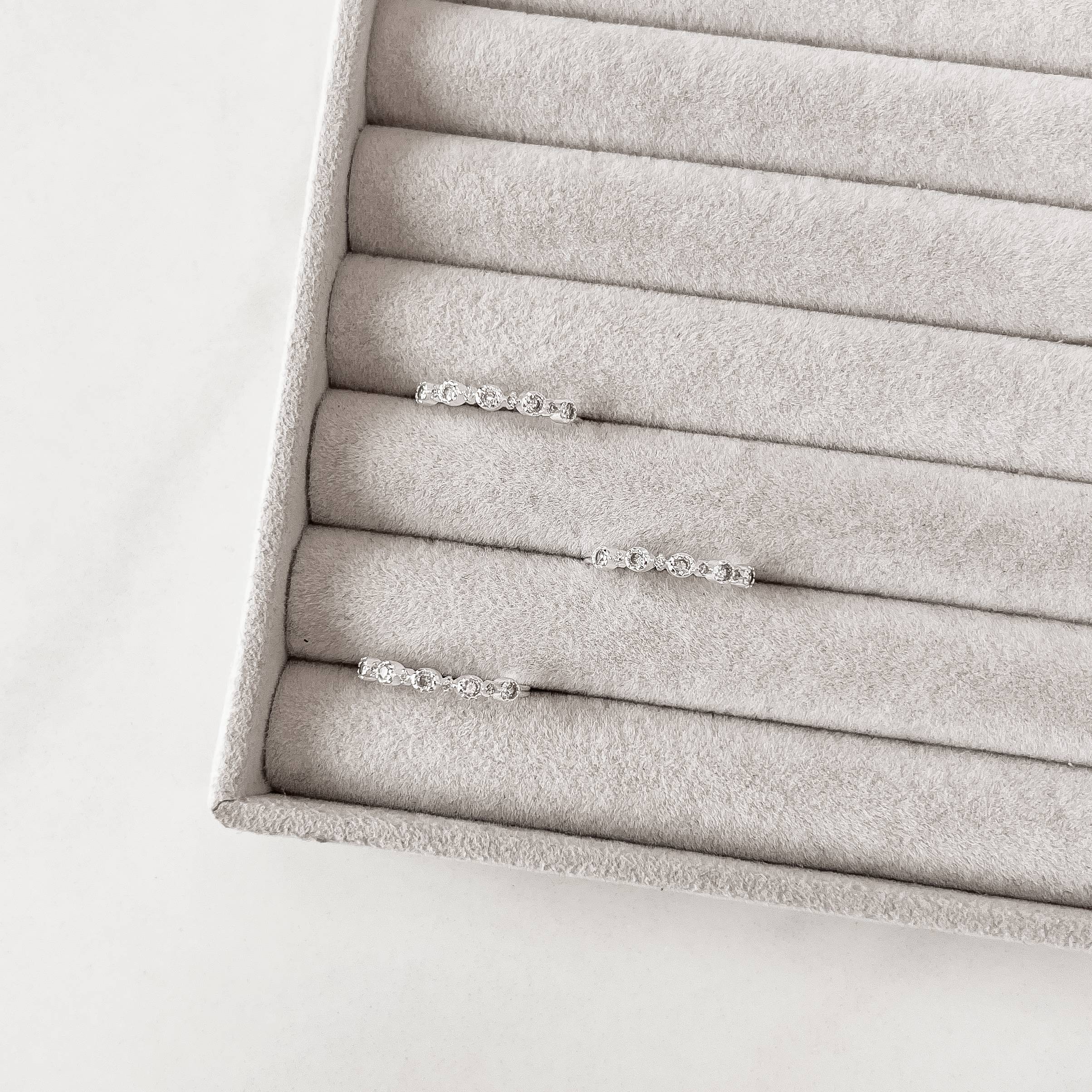 Anel meia aliança círculos P e G cravejados