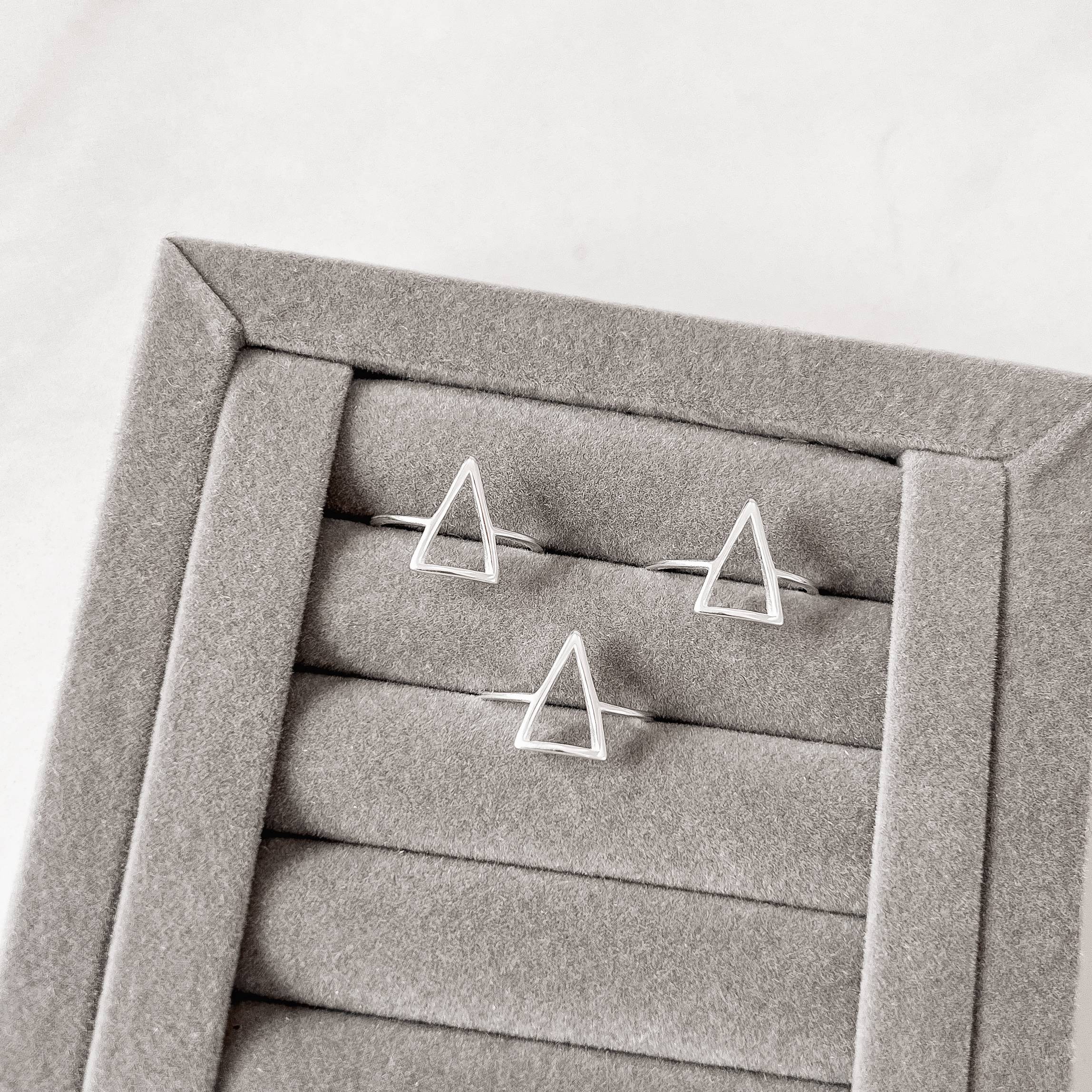 Anel triângulo vazado 13mm