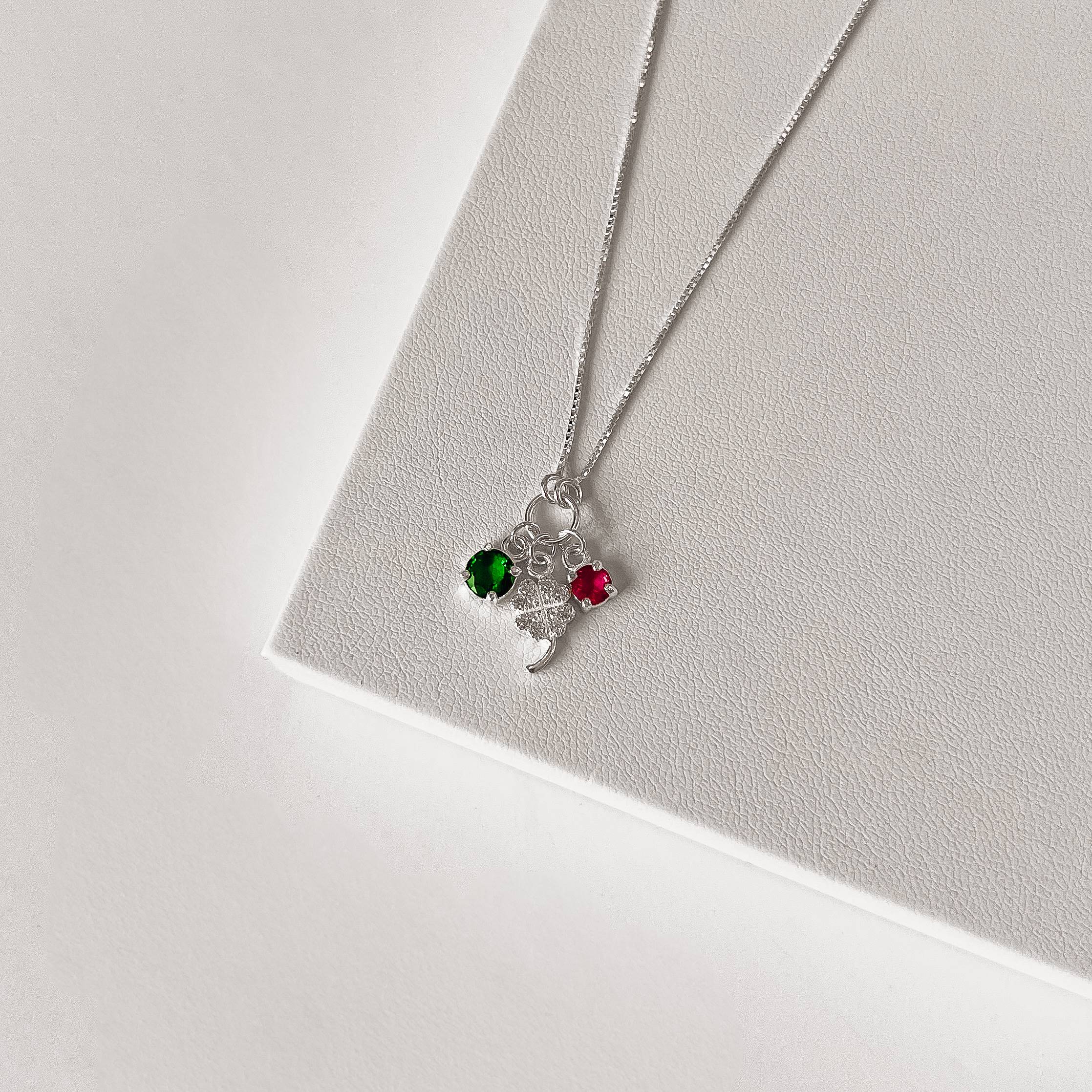 Colar entremeio círculo pingentes trevo cravejado, zircônias cereja e esmeralda v12 45cm