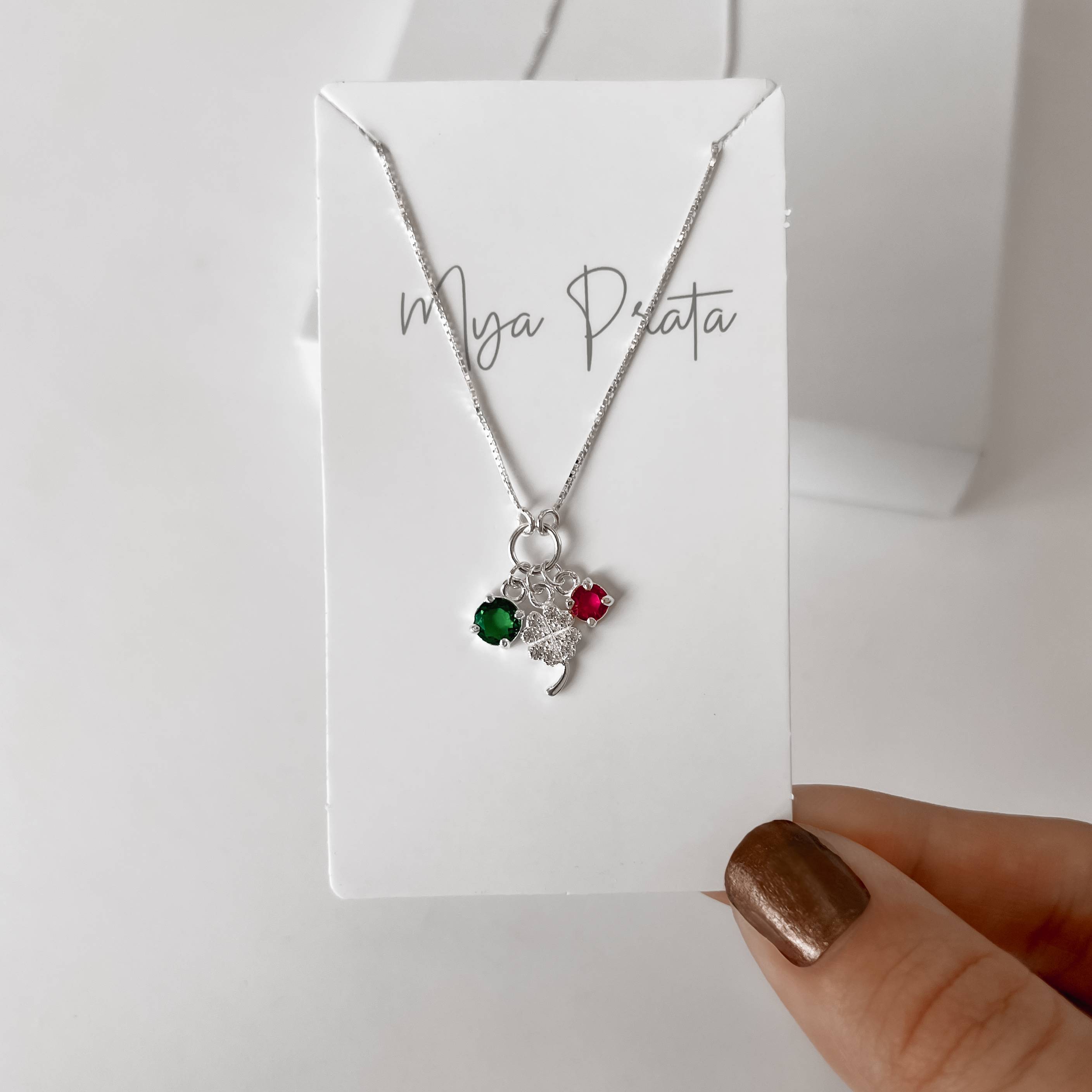 Imagem Secundária Colar entremeio círculo pingentes trevo cravejado, zircônias cereja e esmeralda v12 45cm