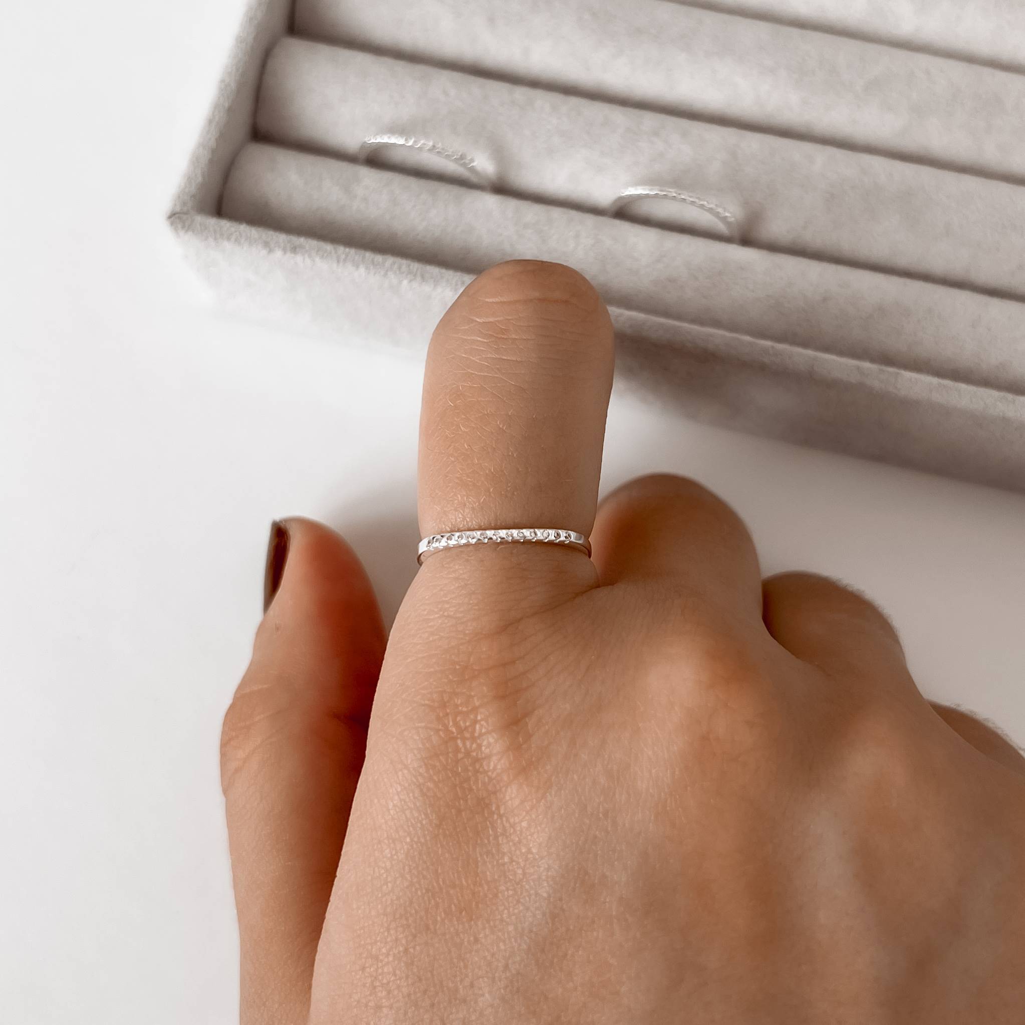 Imagem Secundária Anel fino detalhe reto cravejado