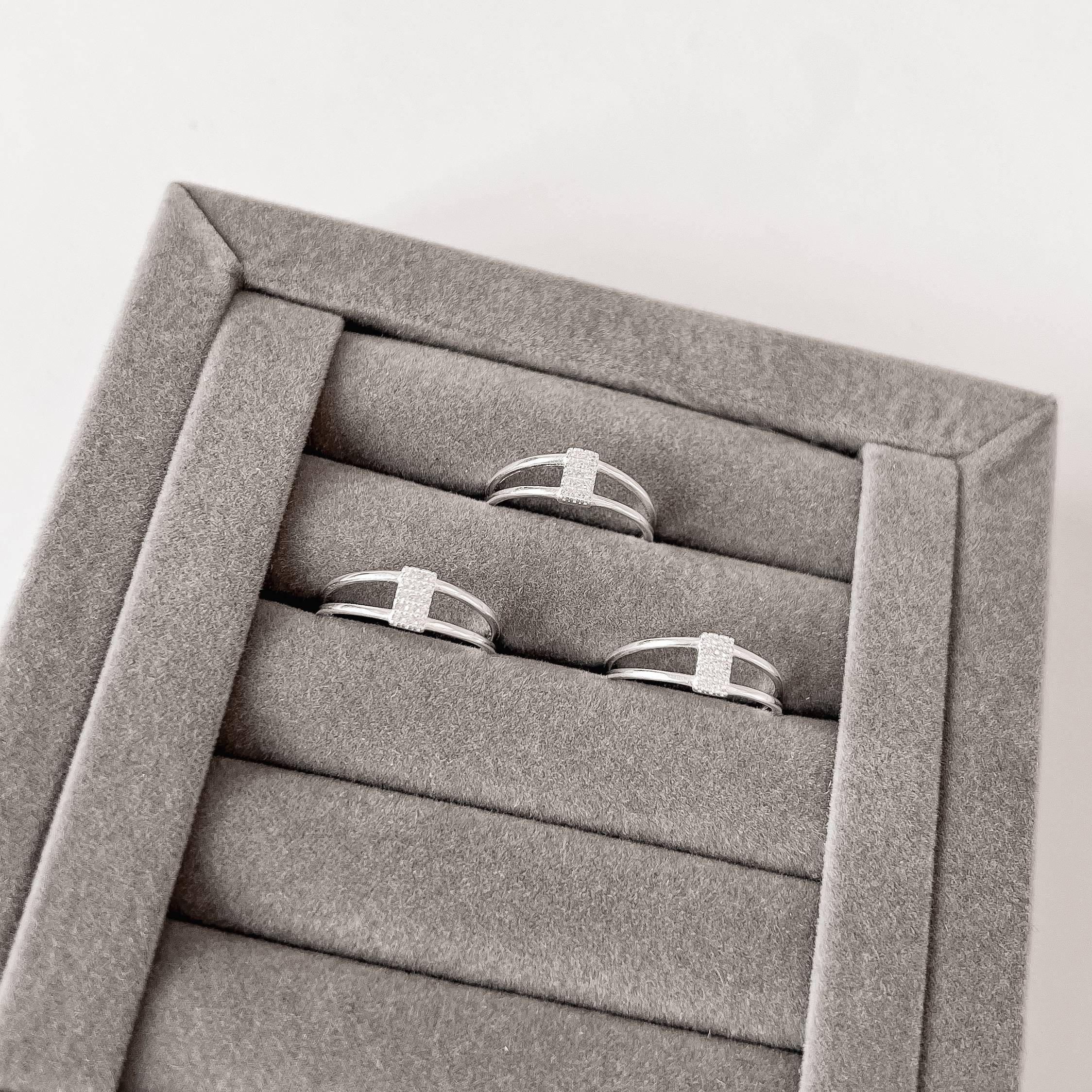 Imagem Secundária Anel 2 fios com retângulo cravejado