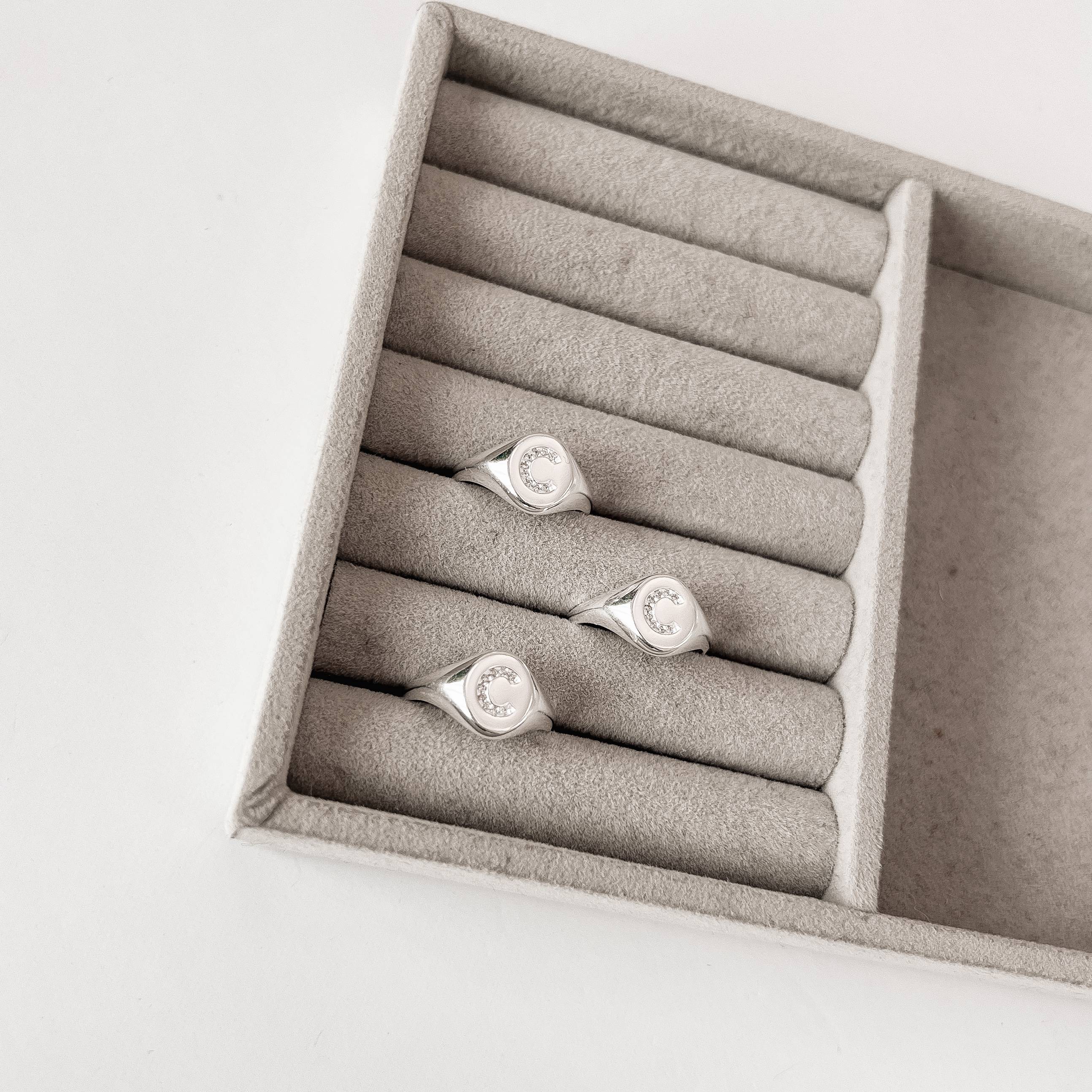 Imagem Secundária Anel oval letra C cravejada regulável G