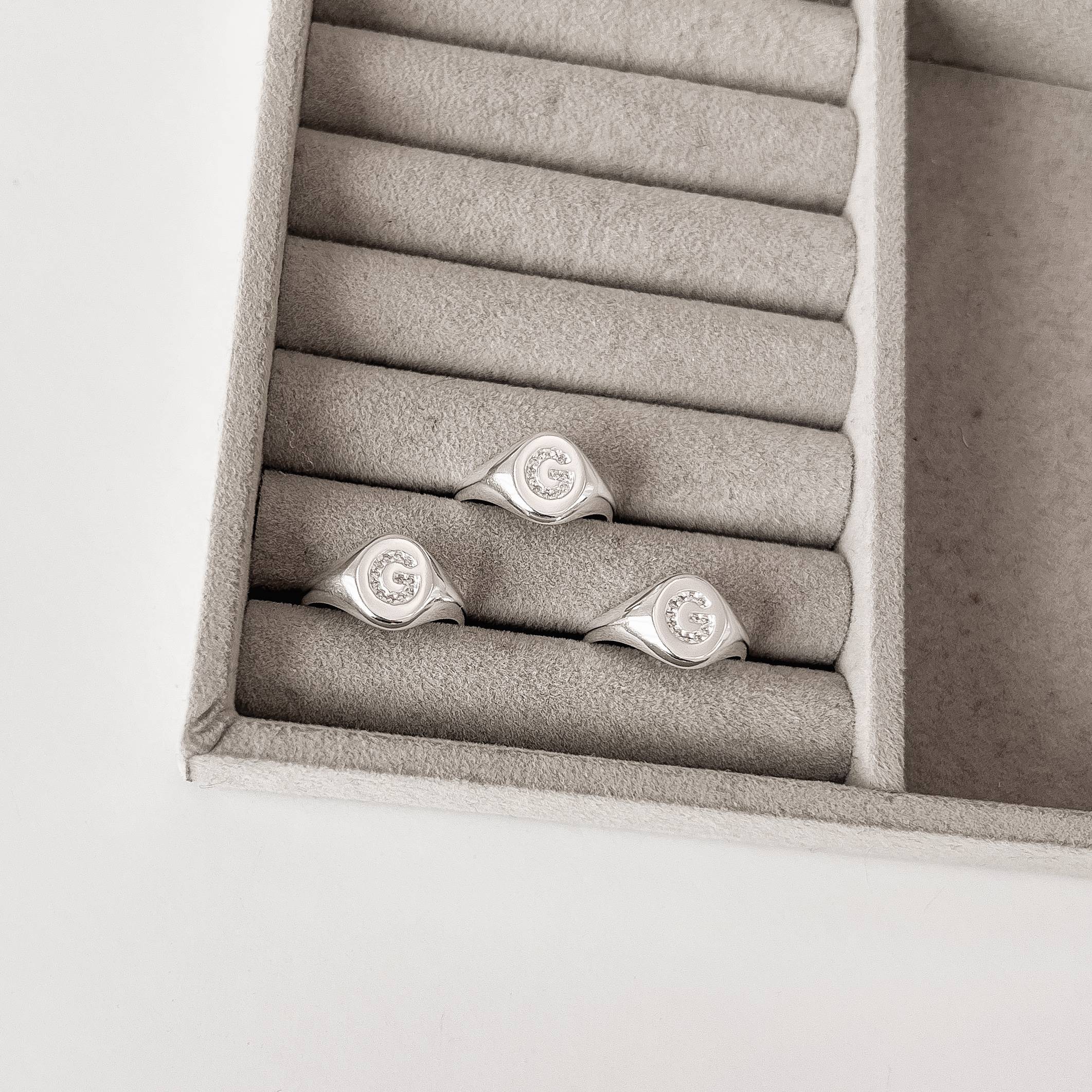 Imagem Secundária Anel oval letra G cravejada regulável G