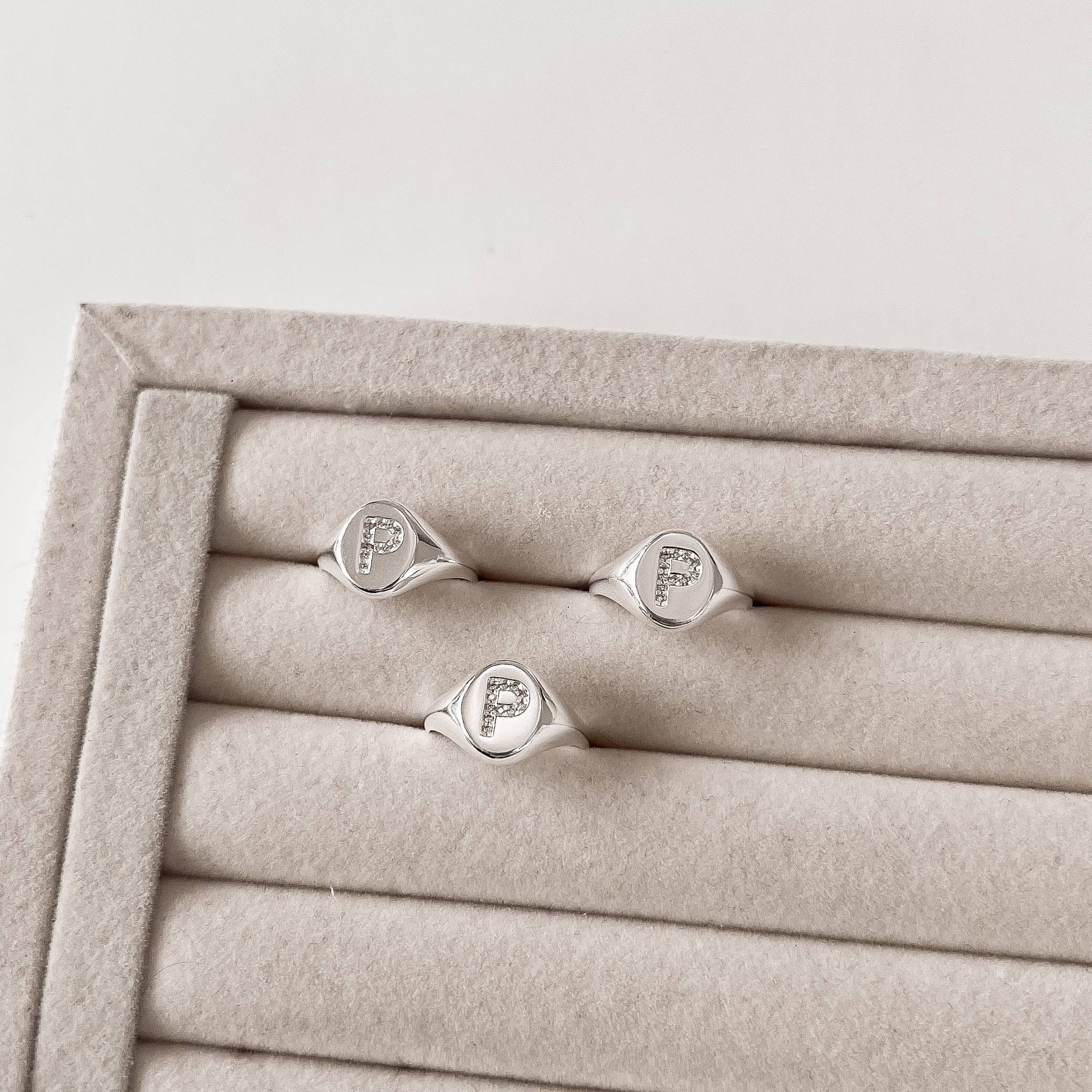 Imagem Secundária Anel oval letra P cravejada regulável P