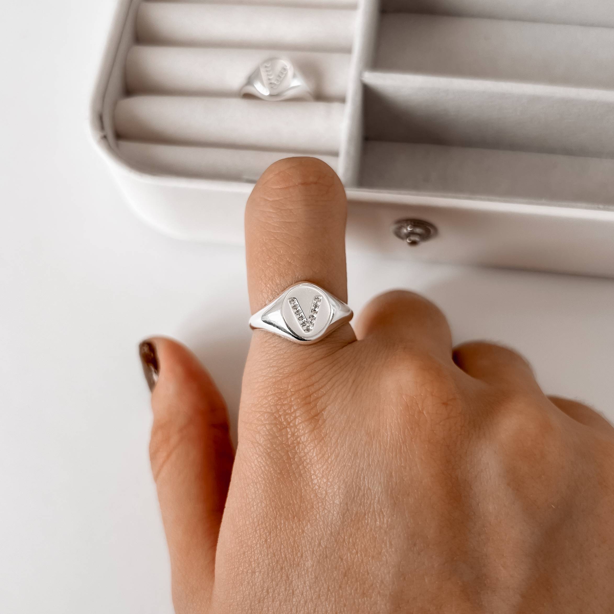 Anel oval letra V cravejada regulável G