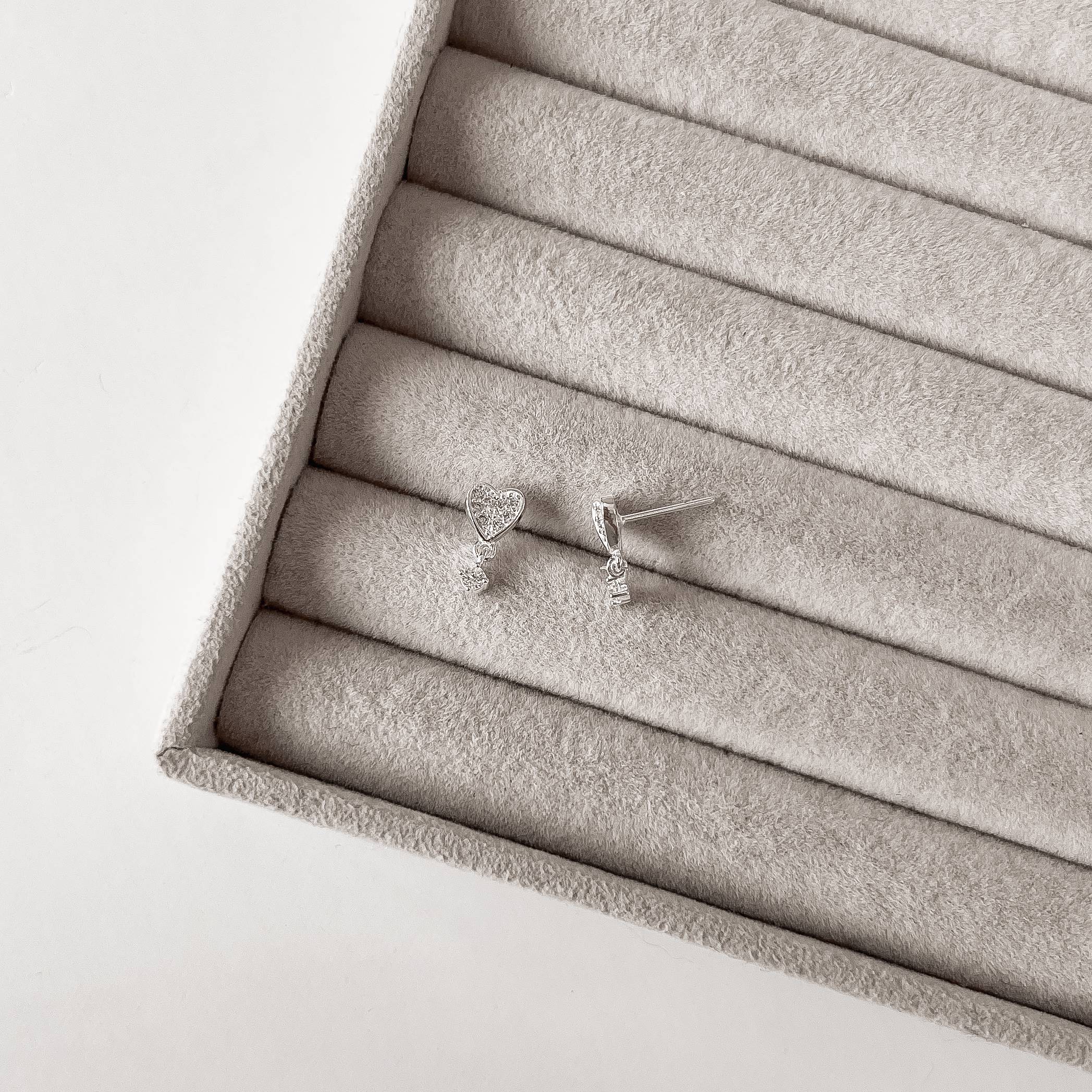 Imagem Brinco coração cravejado 7mm pingente zircônia