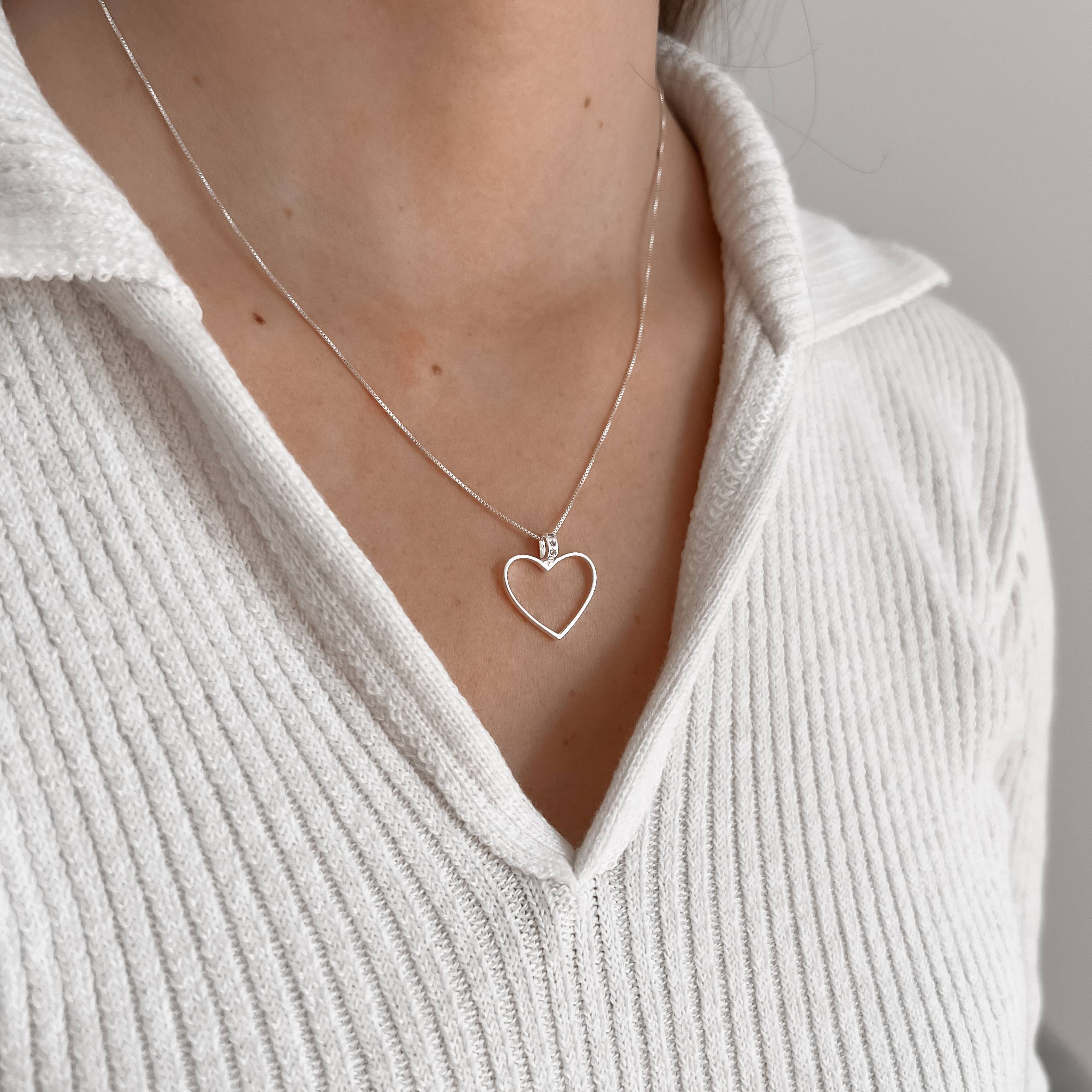 Colar coração vazado elo cravejado 20mm 45cm