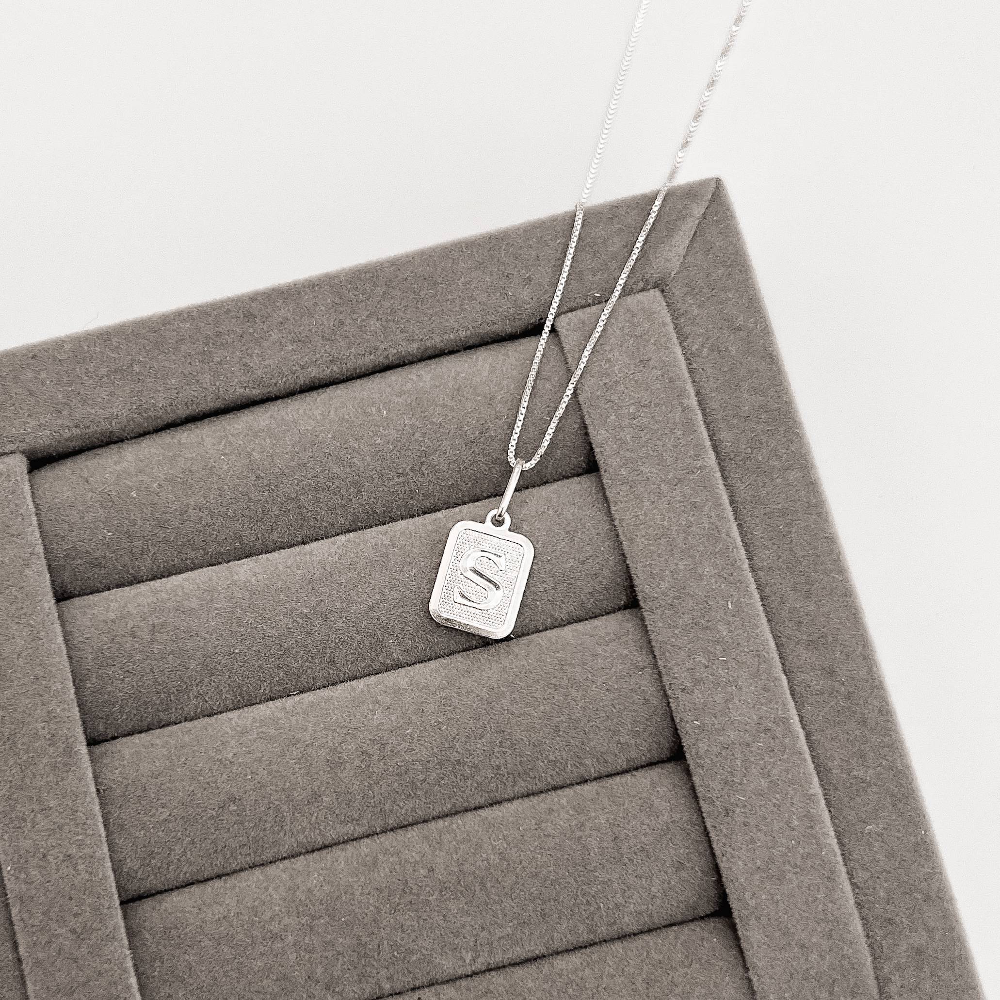 Colar pingente placa letra S 12mm 45cm