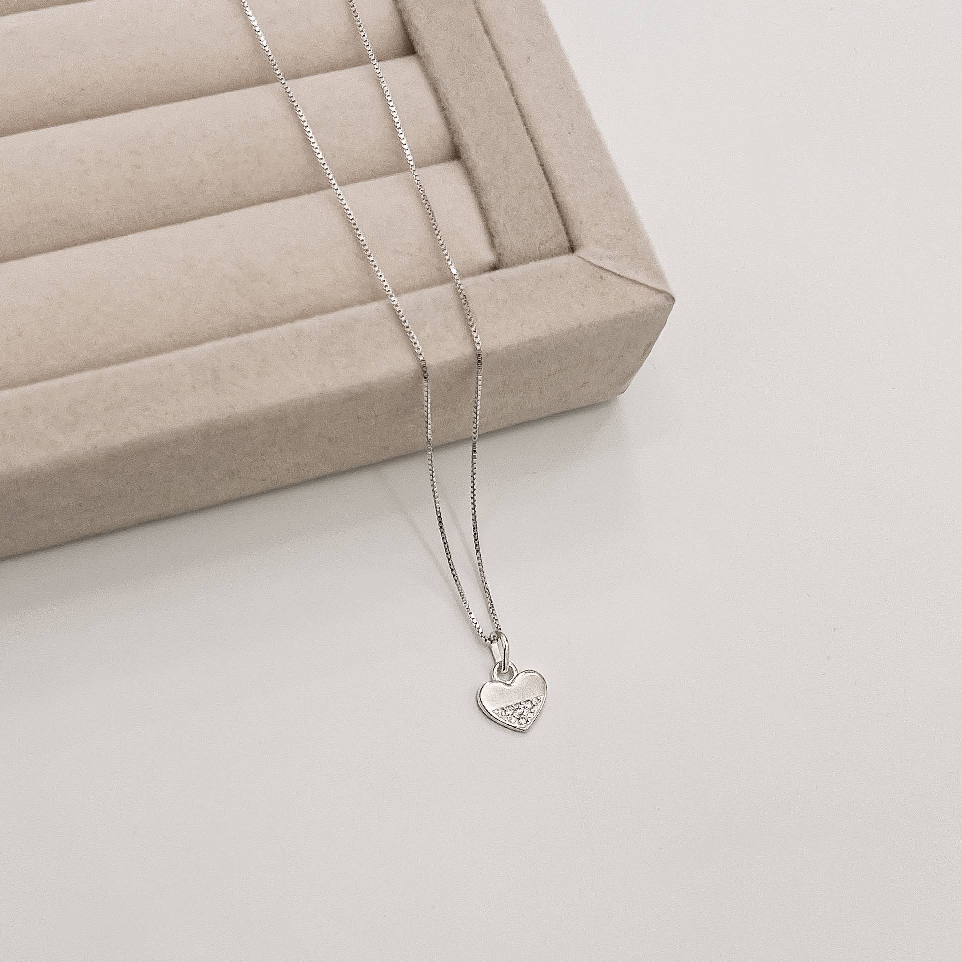 Colar pingente coração detalhe cravejado 10mm 45cm