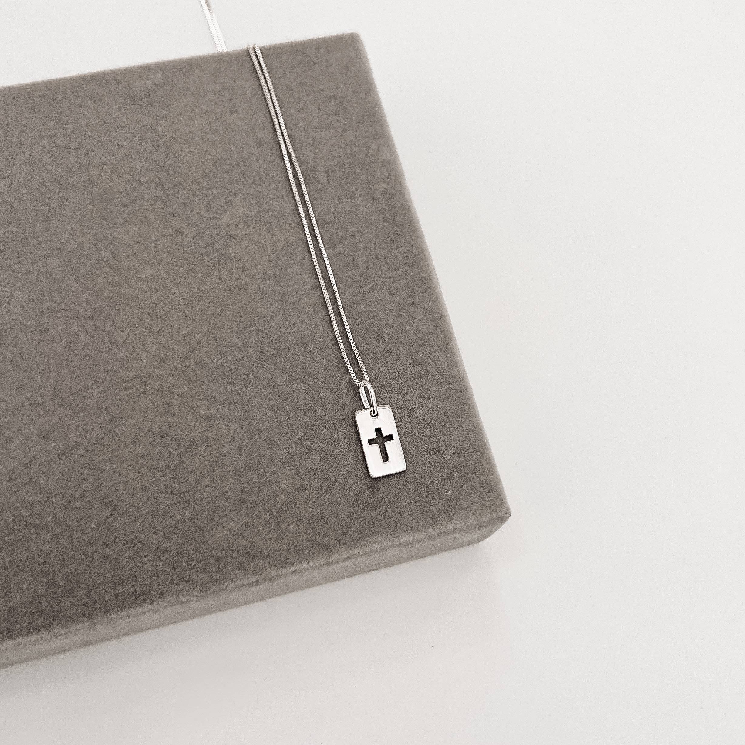 Imagem Secundária Colar pingente placa cruz vazada 13mm 45cm