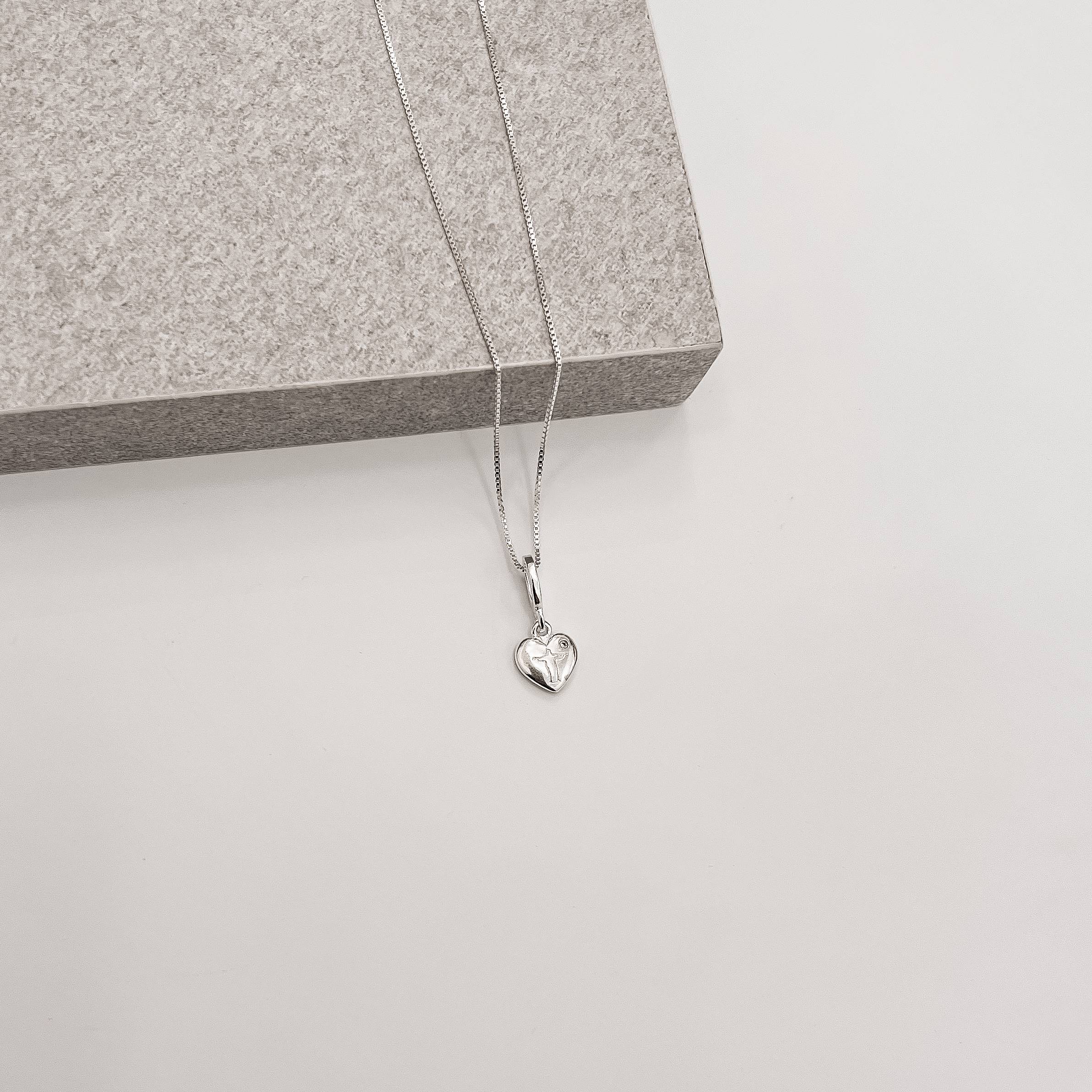 Colar pingente coração desenho Cristo 9mm 45cm