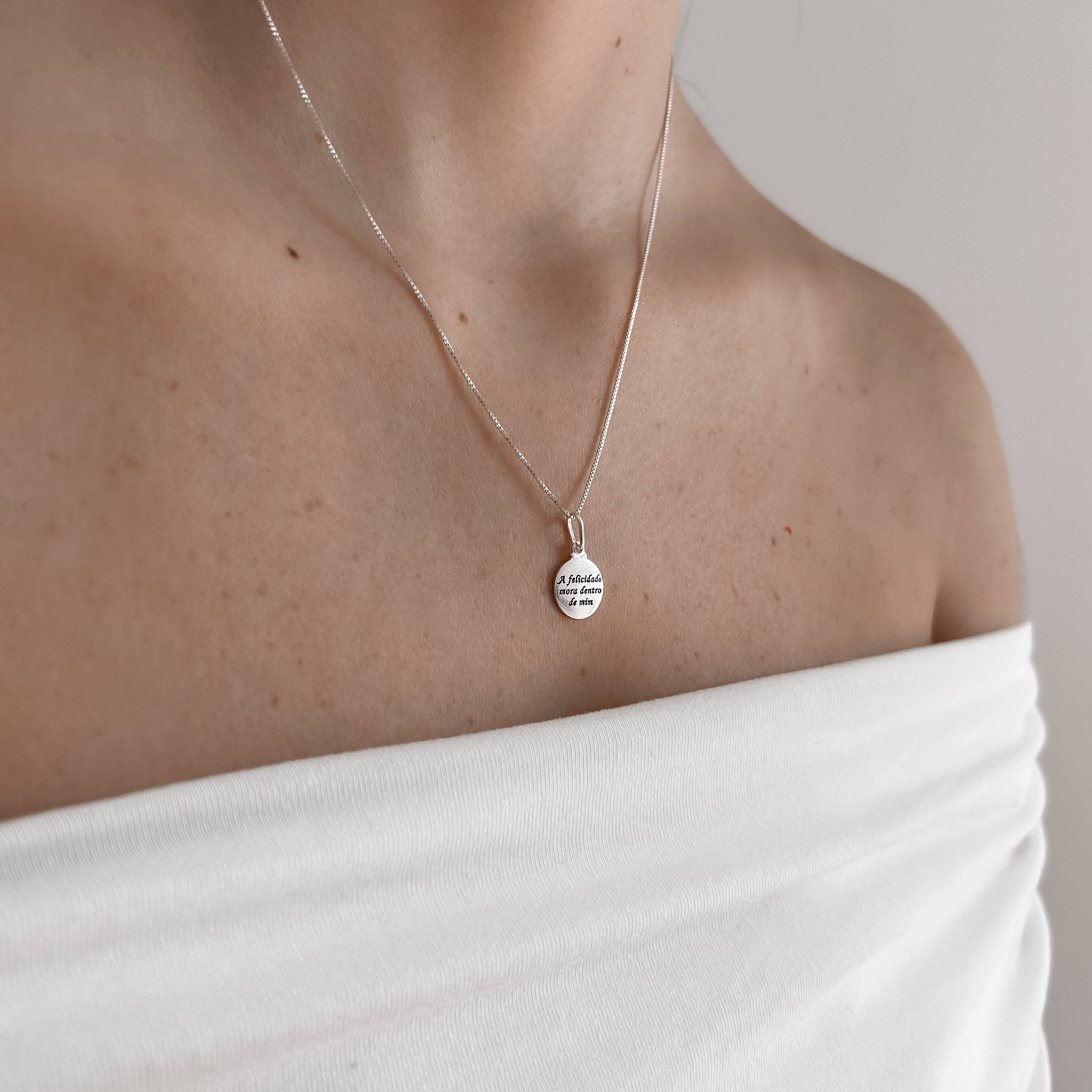 Colar pingente medalha a felicidade mora dentro de mim 11mm 45cm