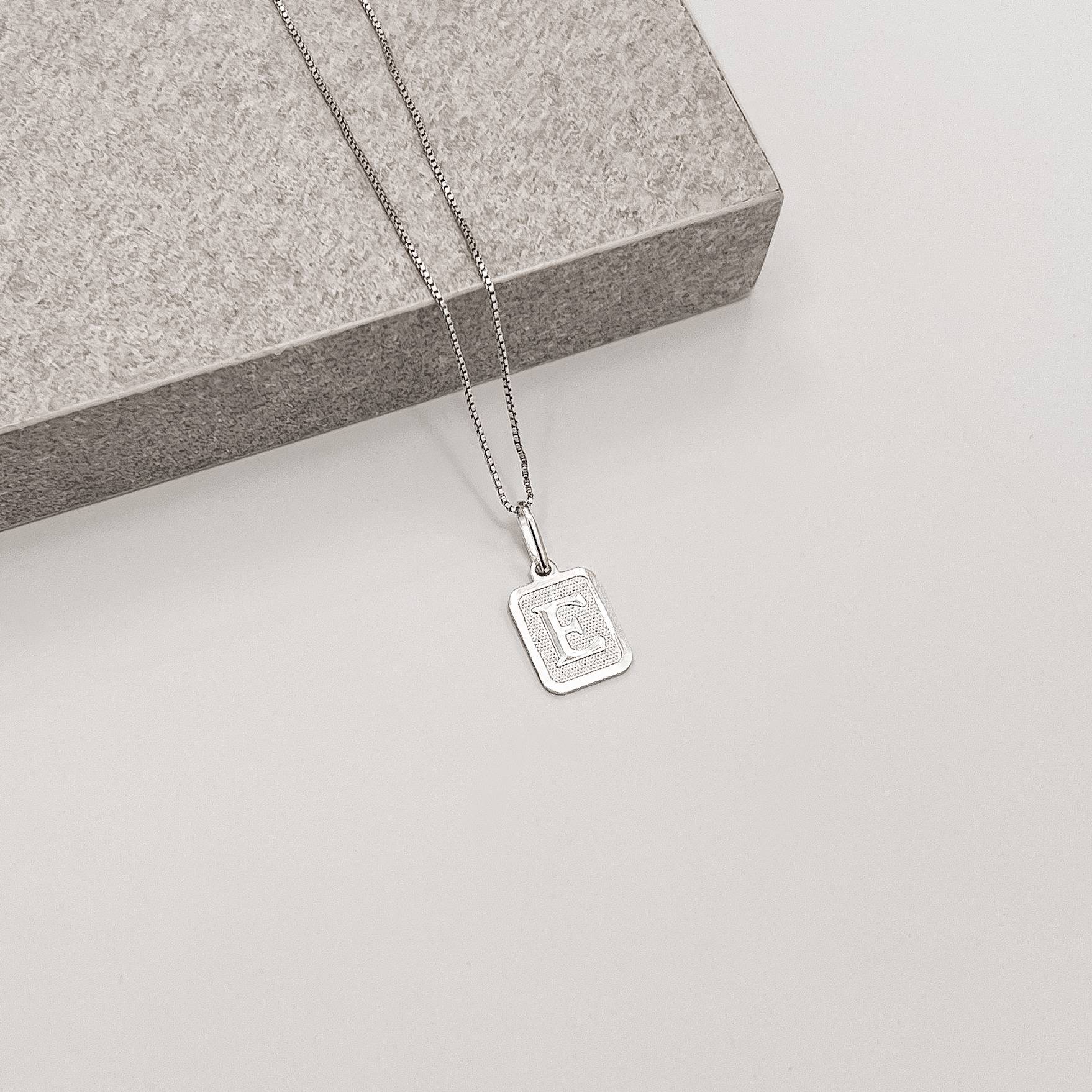 Colar pingente placa letra E 12mm 45cm