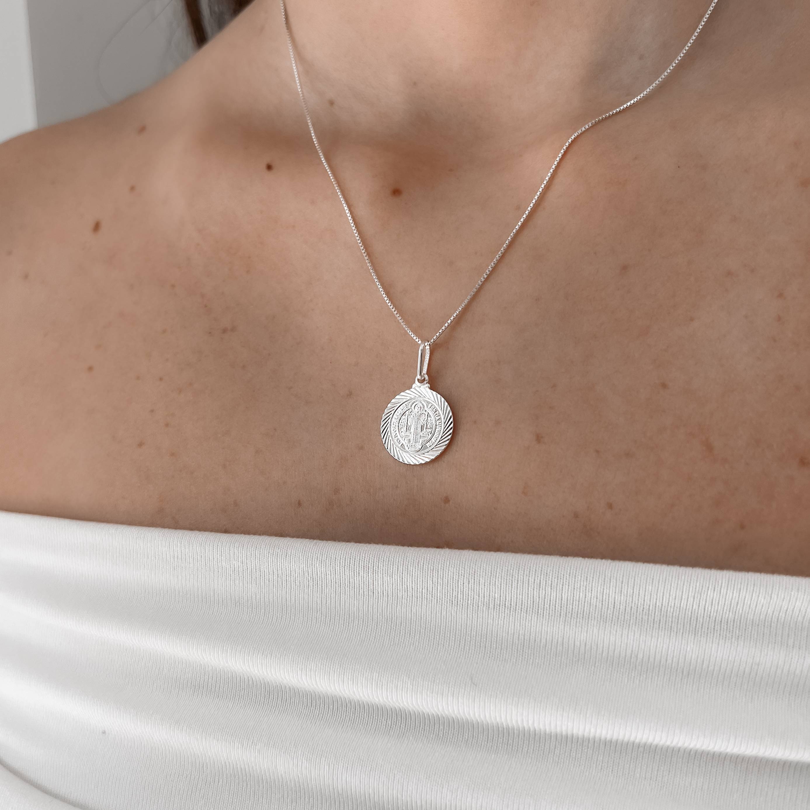 Colar pingente medalha São Bento desenhada 18mm 45cm