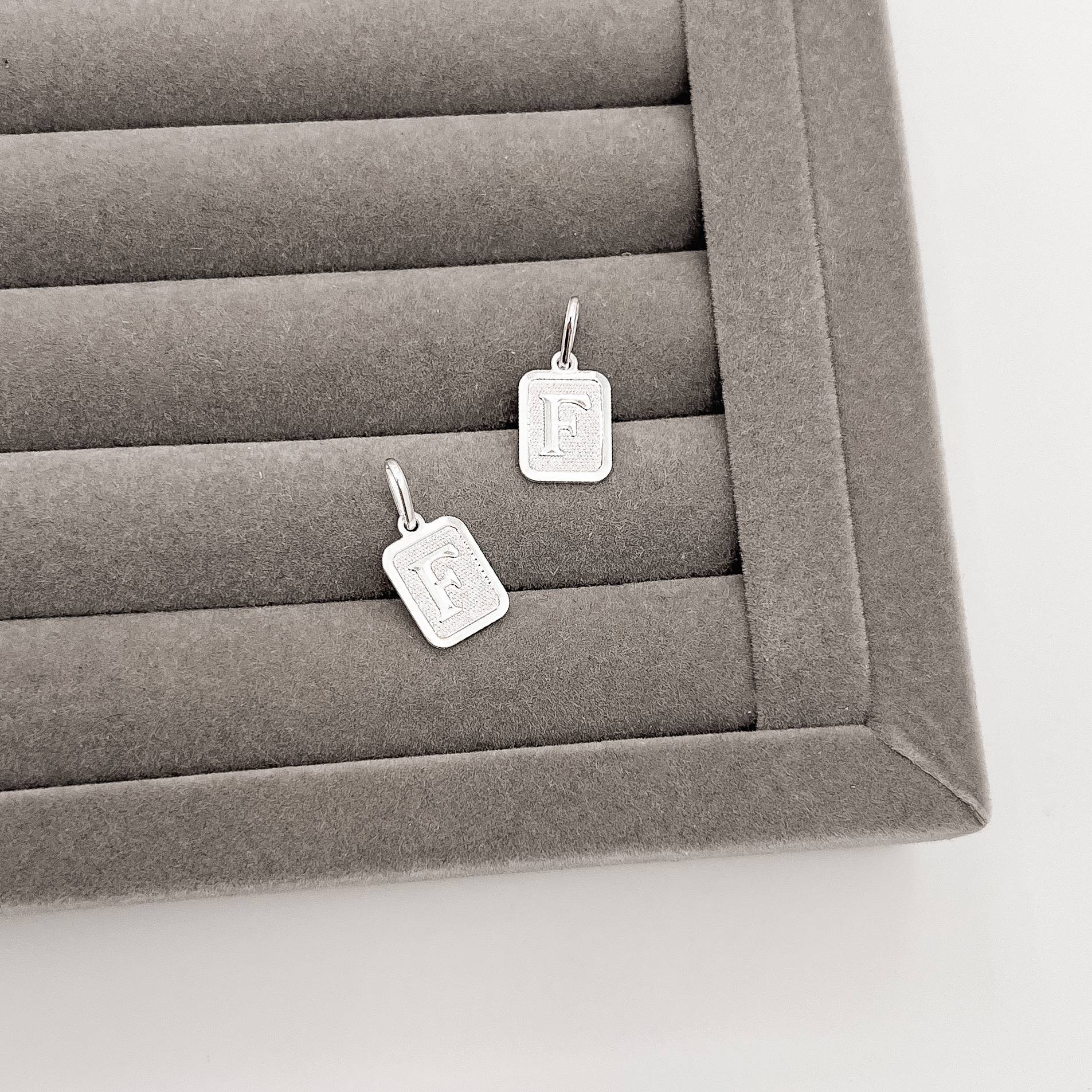 Pingente placa letra F 12mm 