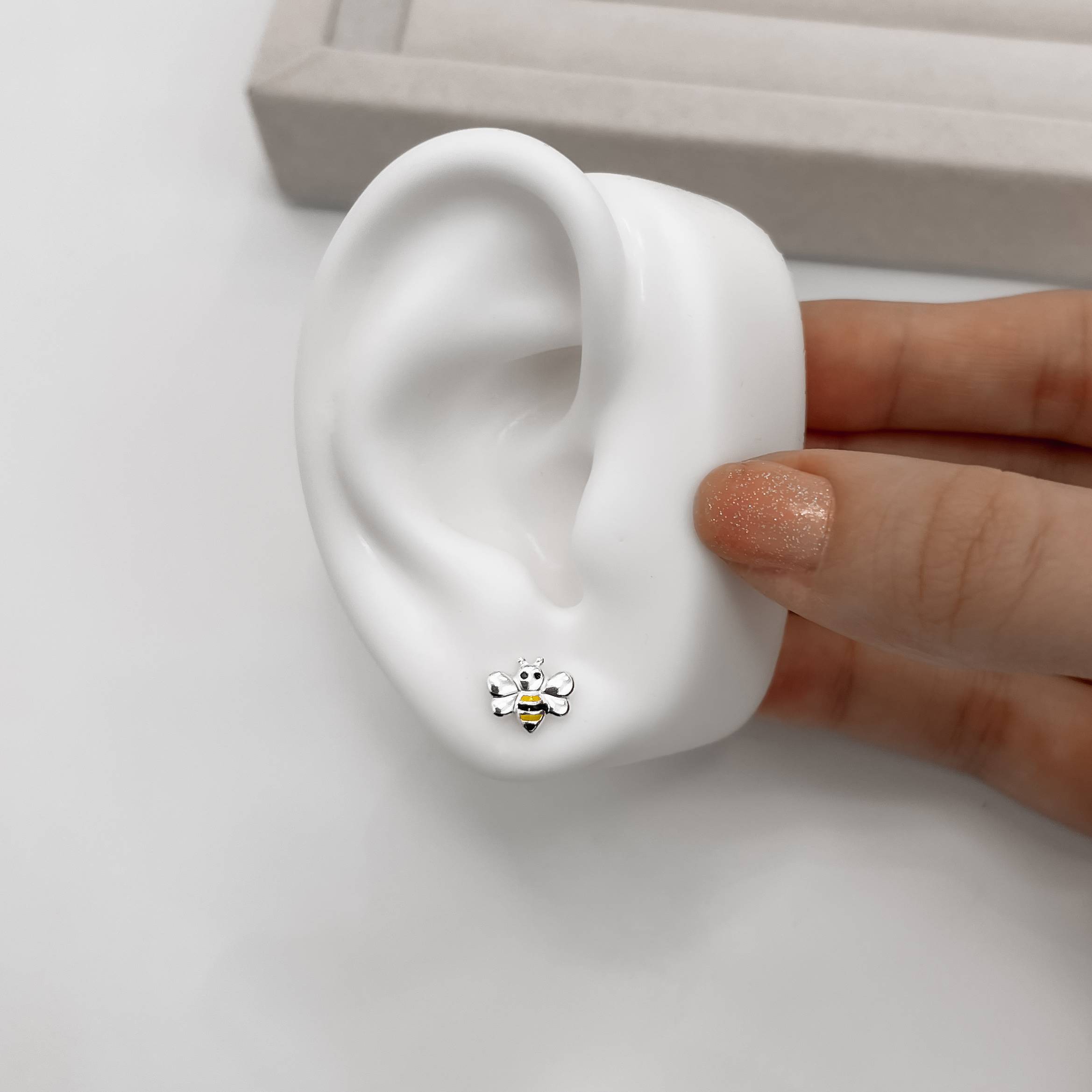 Imagem Secundária Brinco infantil abelha resina 9mm tarraxa baby