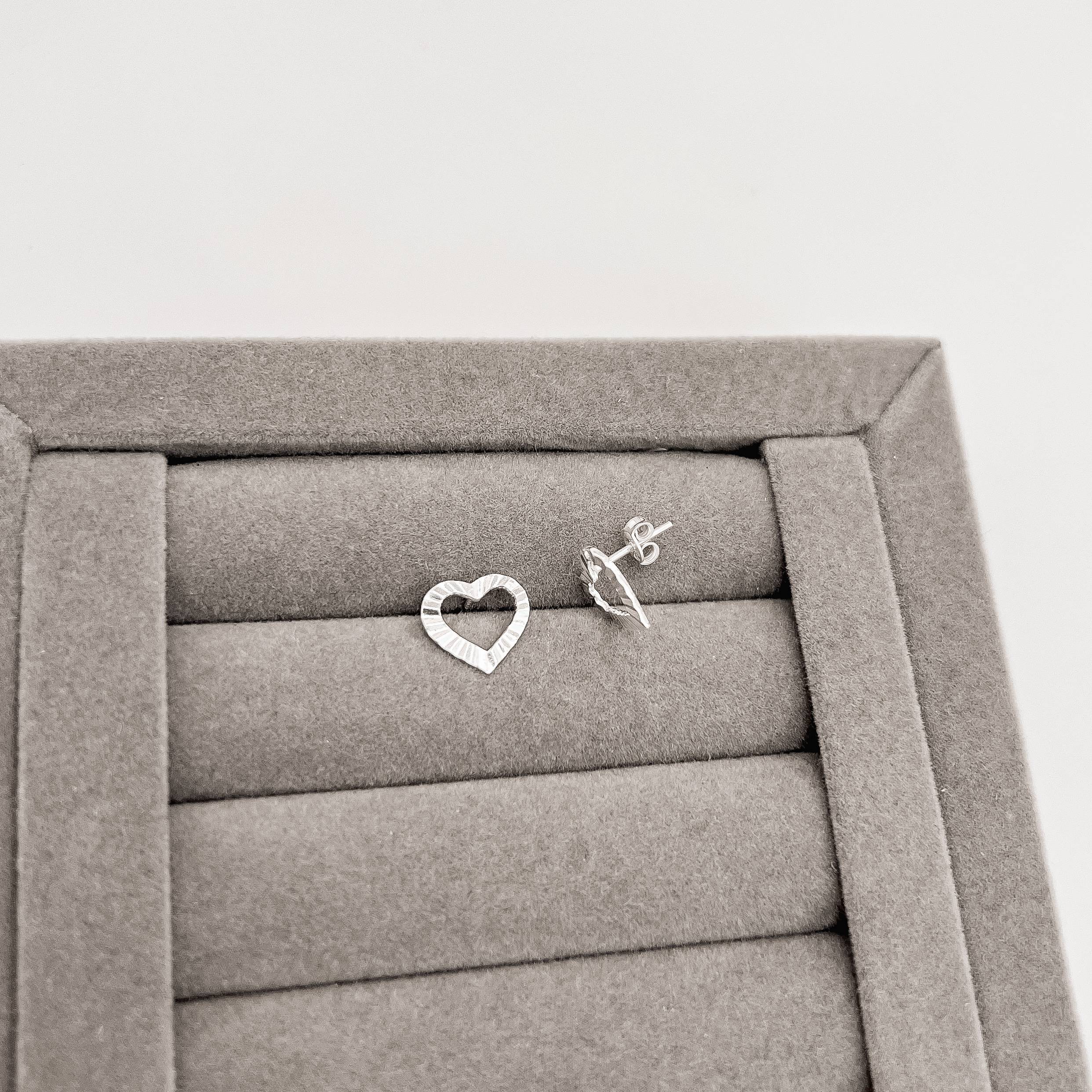 Imagem Secundária Brinco coração vazado com vinco 10mm