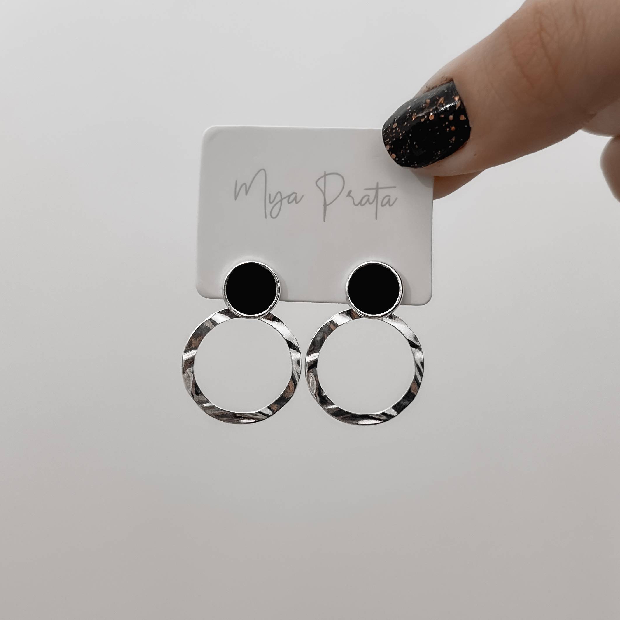 Imagem Brinco base círculo ônix resina com pingente círculo vazado ondulado 20mm