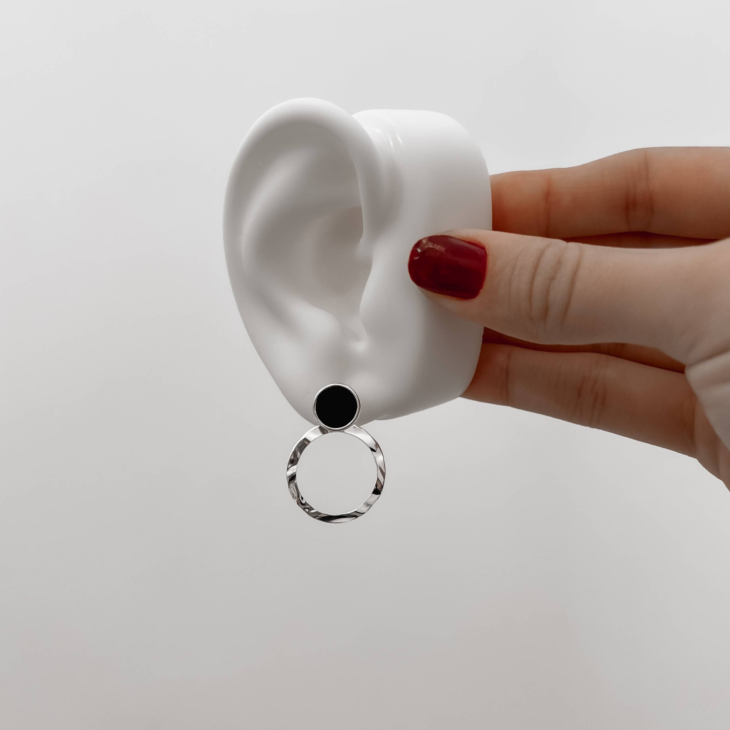 Imagem Secundária Brinco base círculo ônix resina com pingente círculo vazado ondulado 20mm