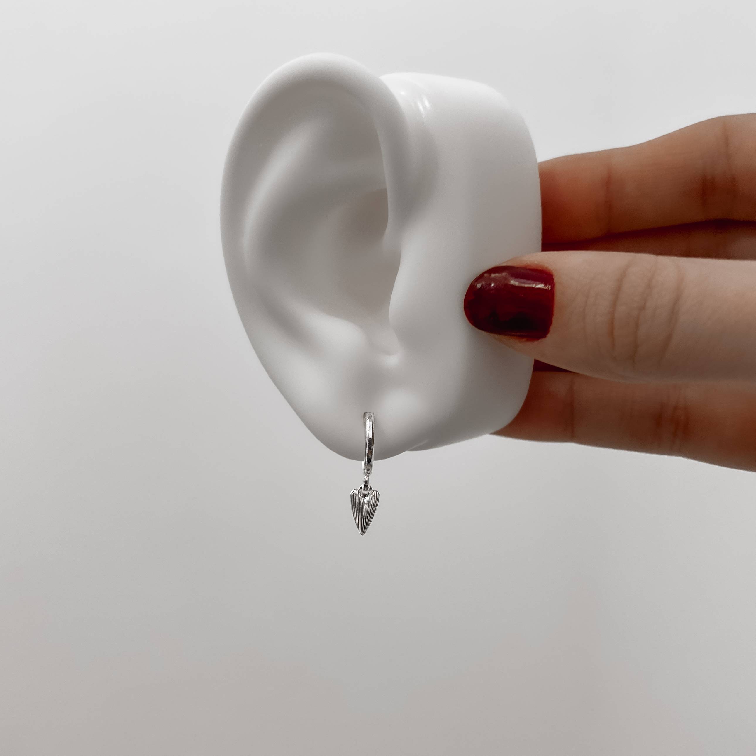 Imagem Argola 12mm pingente coração alongado riscado 8mm tarraxa