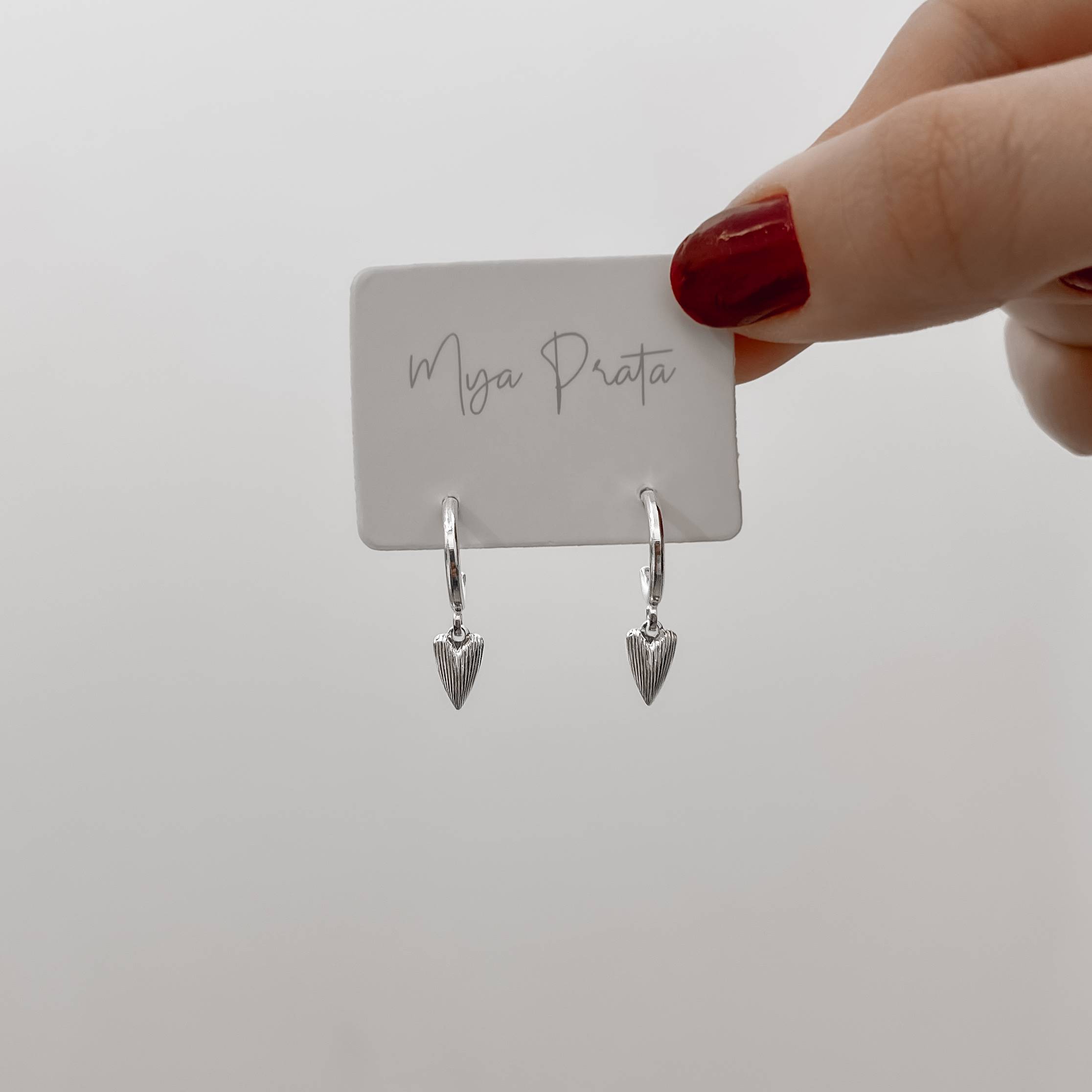 Imagem Secundária Argola 12mm pingente coração alongado riscado 8mm tarraxa