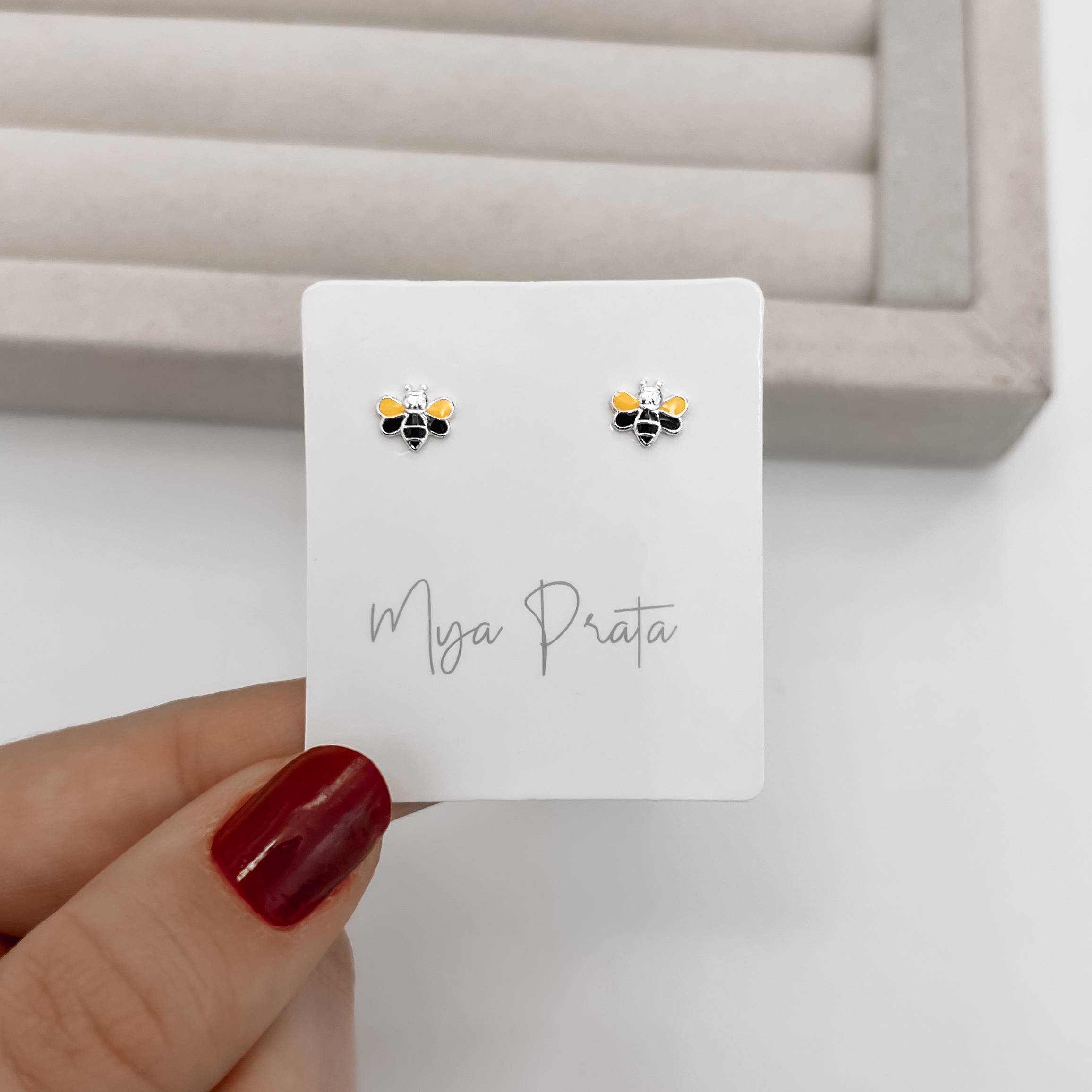 Imagem Brinco infantil abelha resina 7mm tarraxa baby