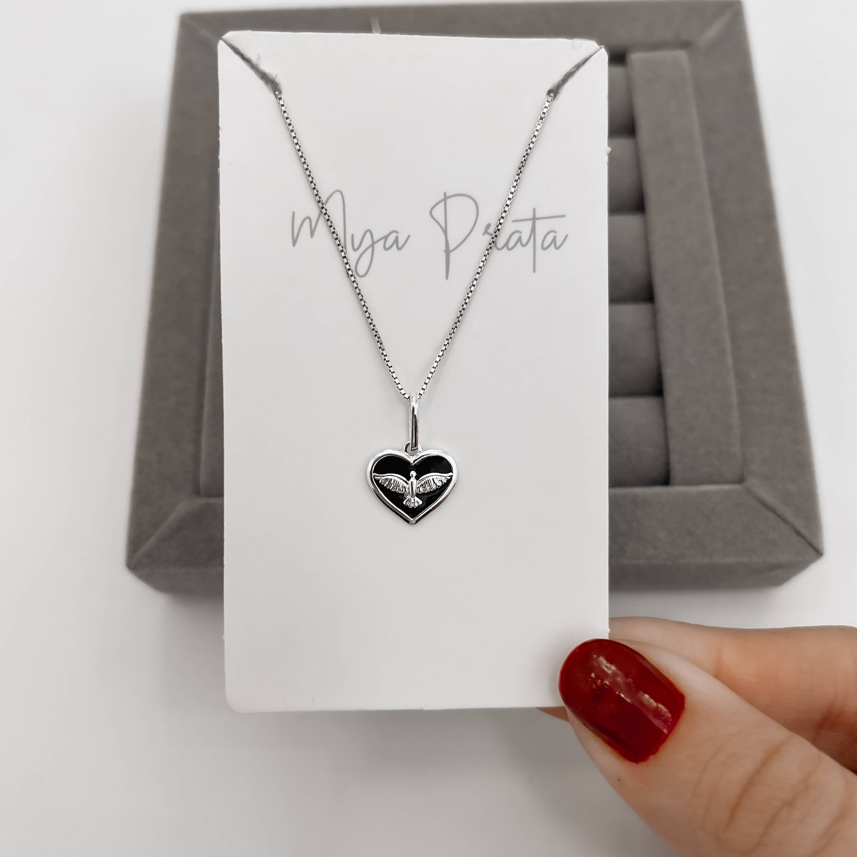 Colar pingente coração Espírito Santo resina 12mm 45cm