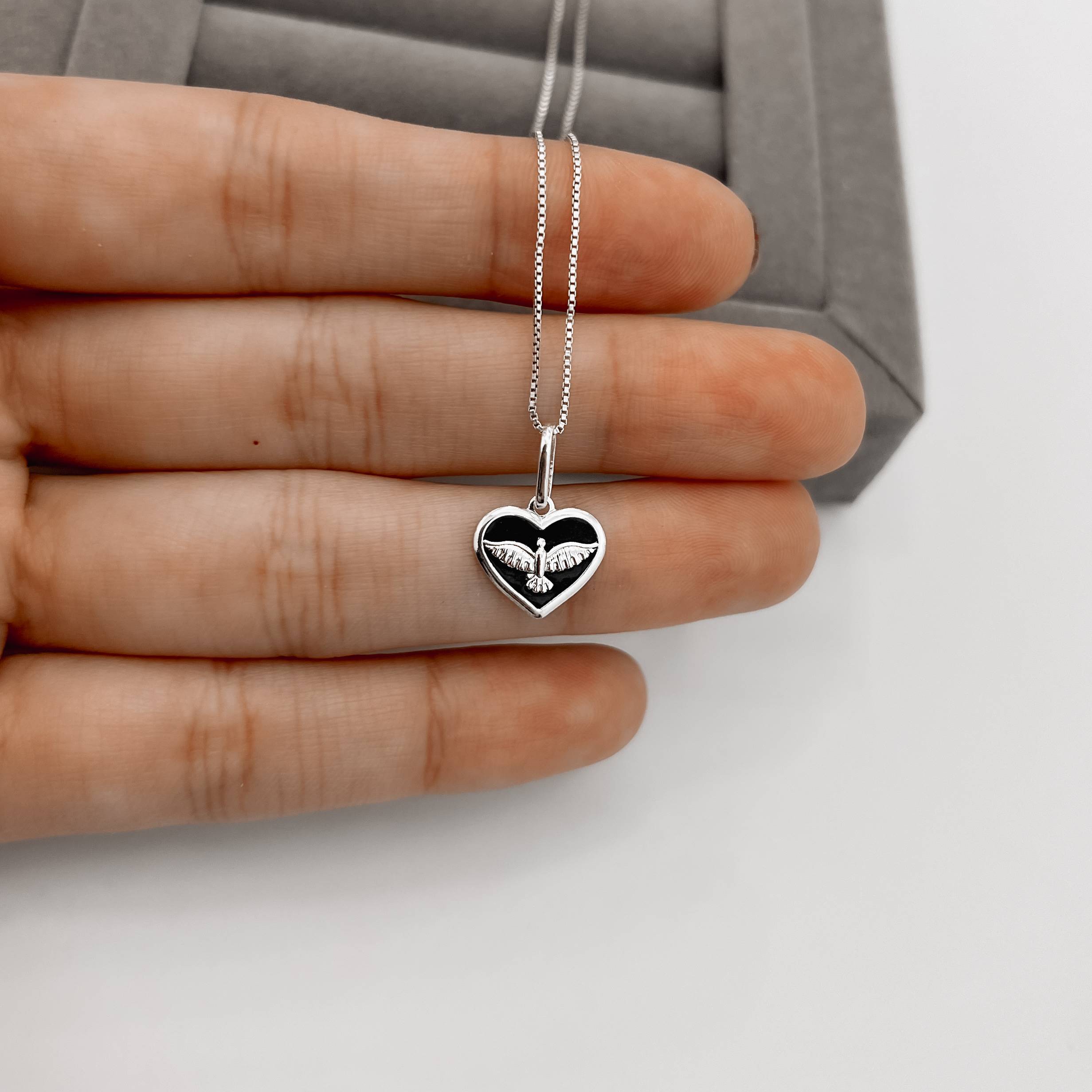 Imagem Secundária Colar pingente coração Espírito Santo resina 12mm 45cm