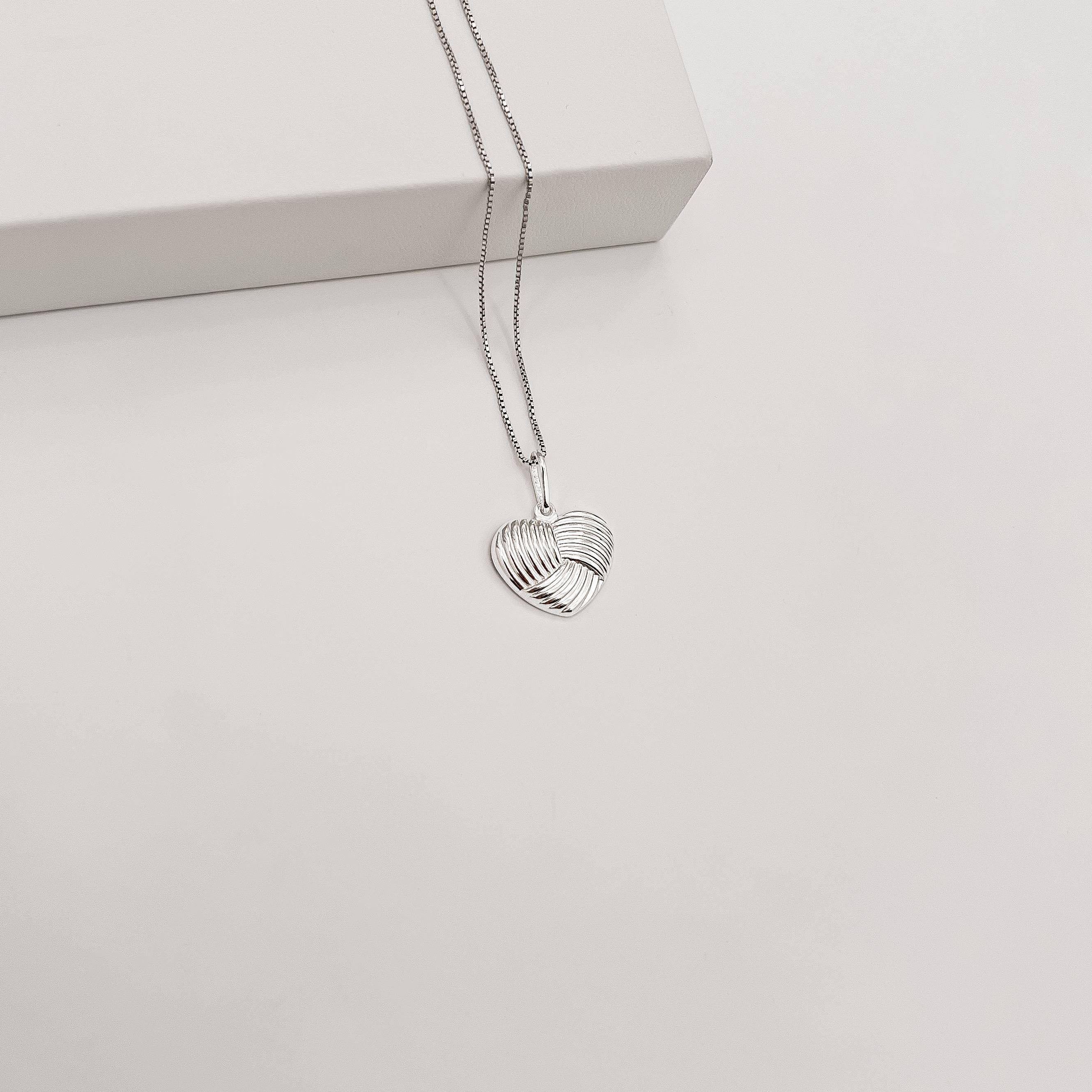 Colar pingente coração riscado 16mm 45cm