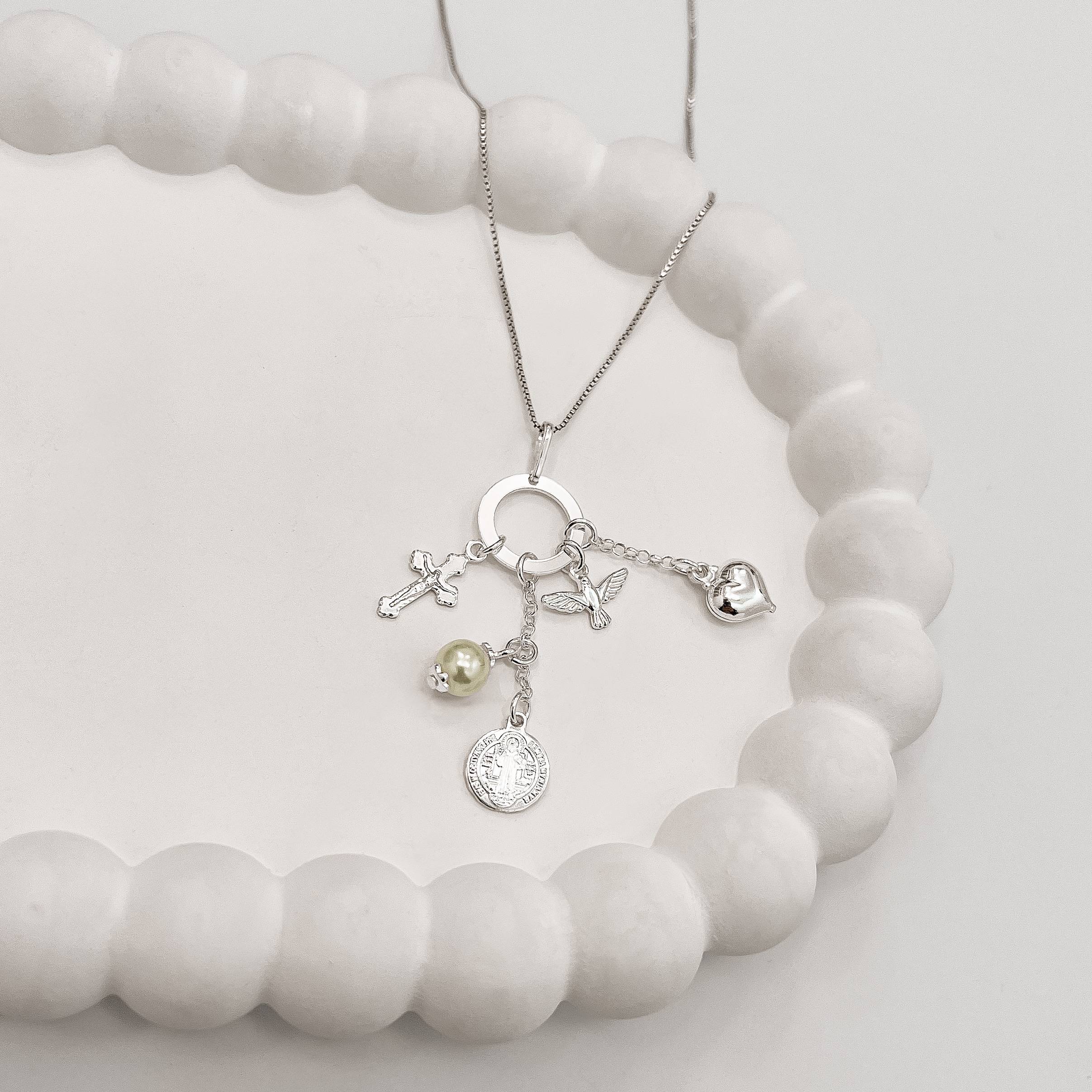 Colar pingente círculo vazado com patuá religioso 45cm