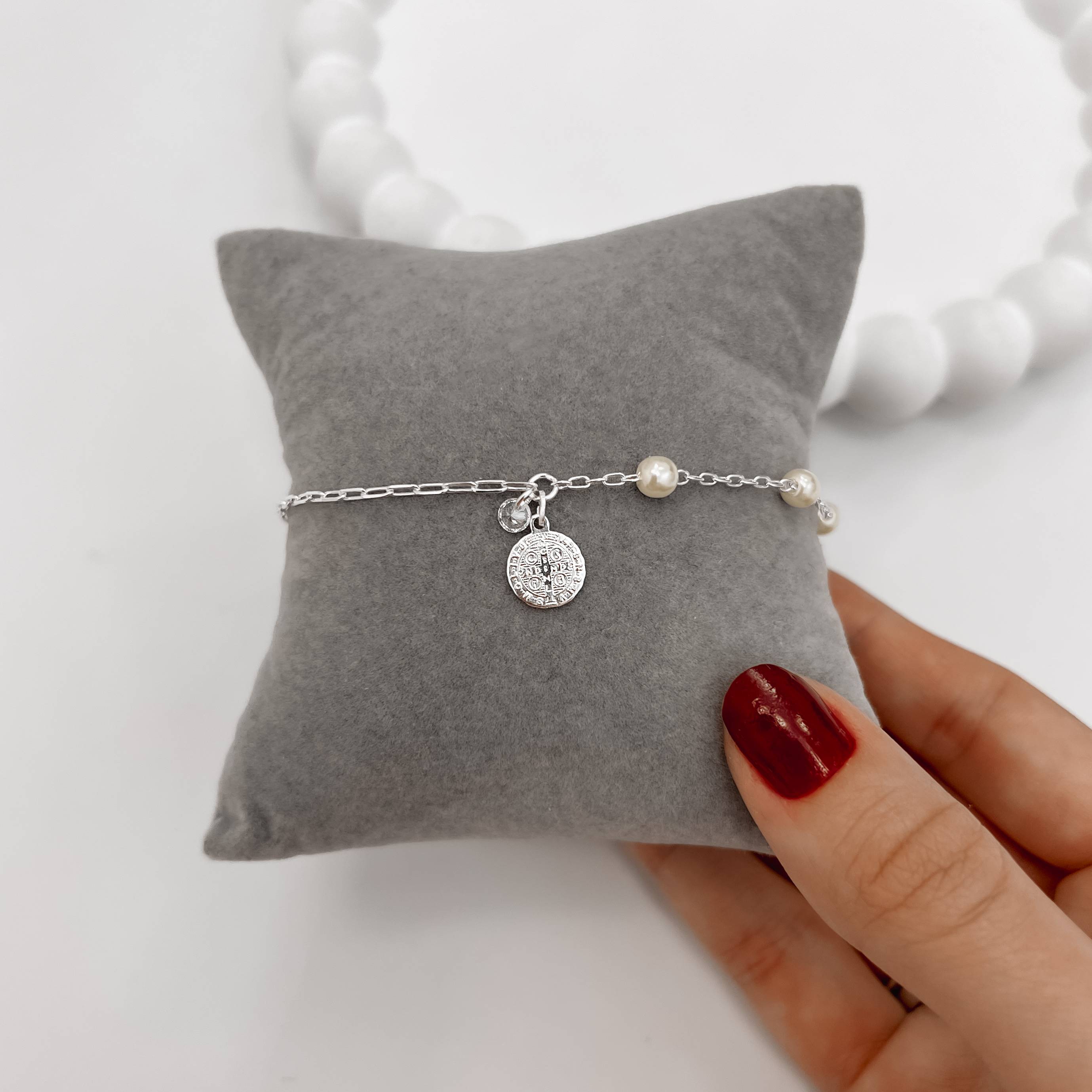 Imagem Secundária Pulseira entremeio pérolas com pingente medalha São Bento e zircônia correntes cadeado e cartier