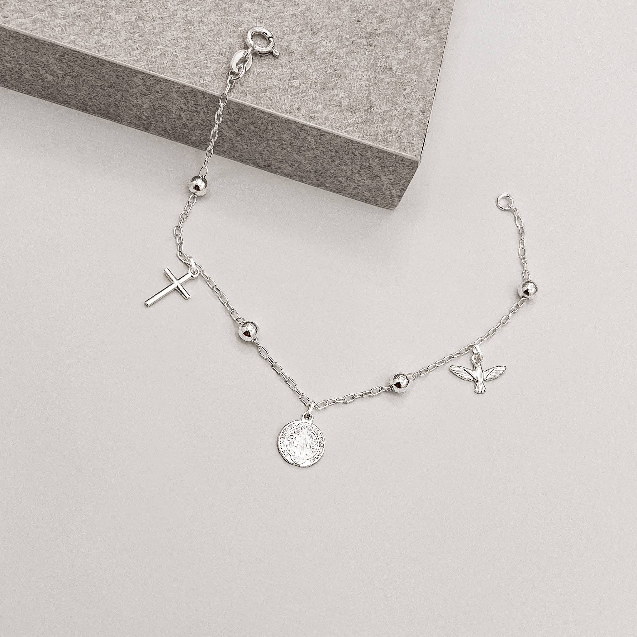 Pulseira entremeio bolas com pingentes cruz, medalha São Bento e Espírito Santo