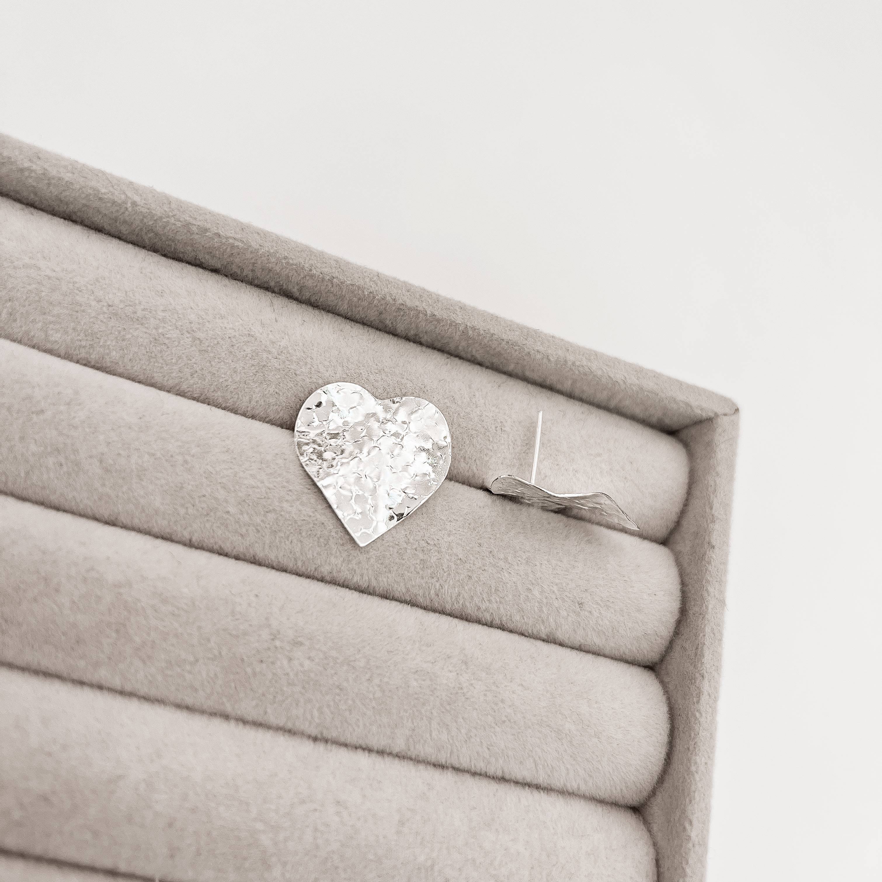 Imagem Brinco coração ondulado com textura 19mm