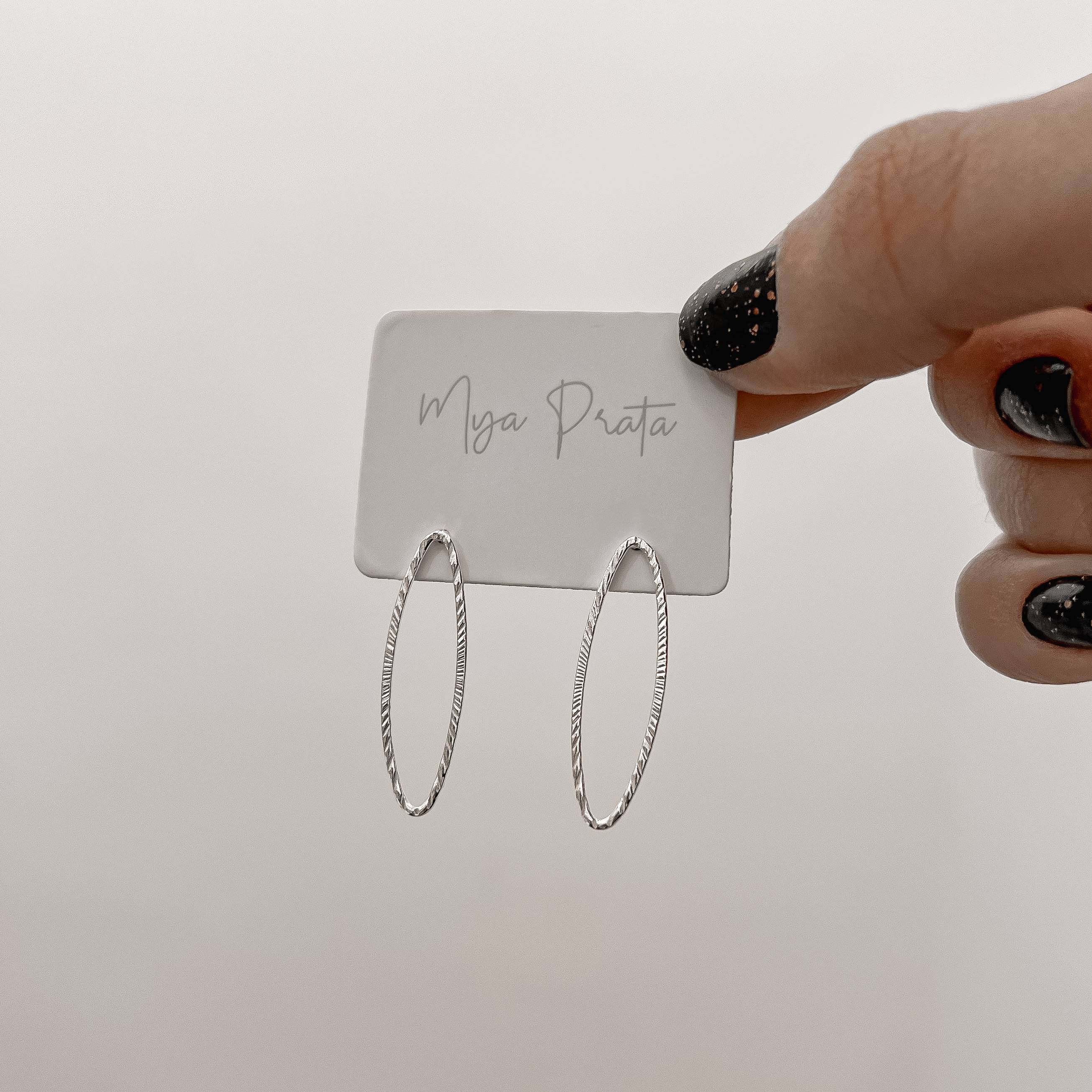 Imagem Brinco navete vazado riscado 29mm