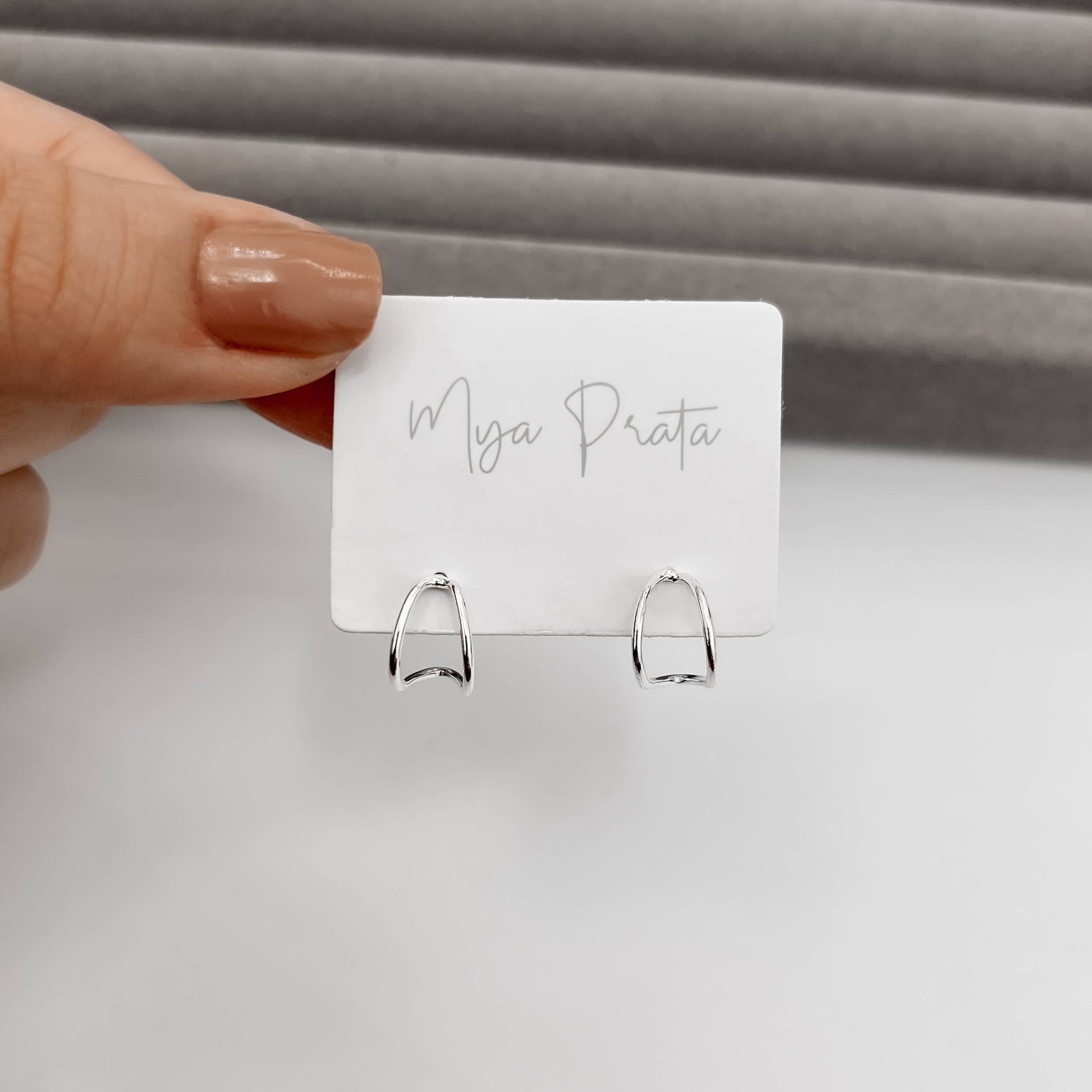 Imagem Secundária Brinco meia argola vazada 11mm tarraxa