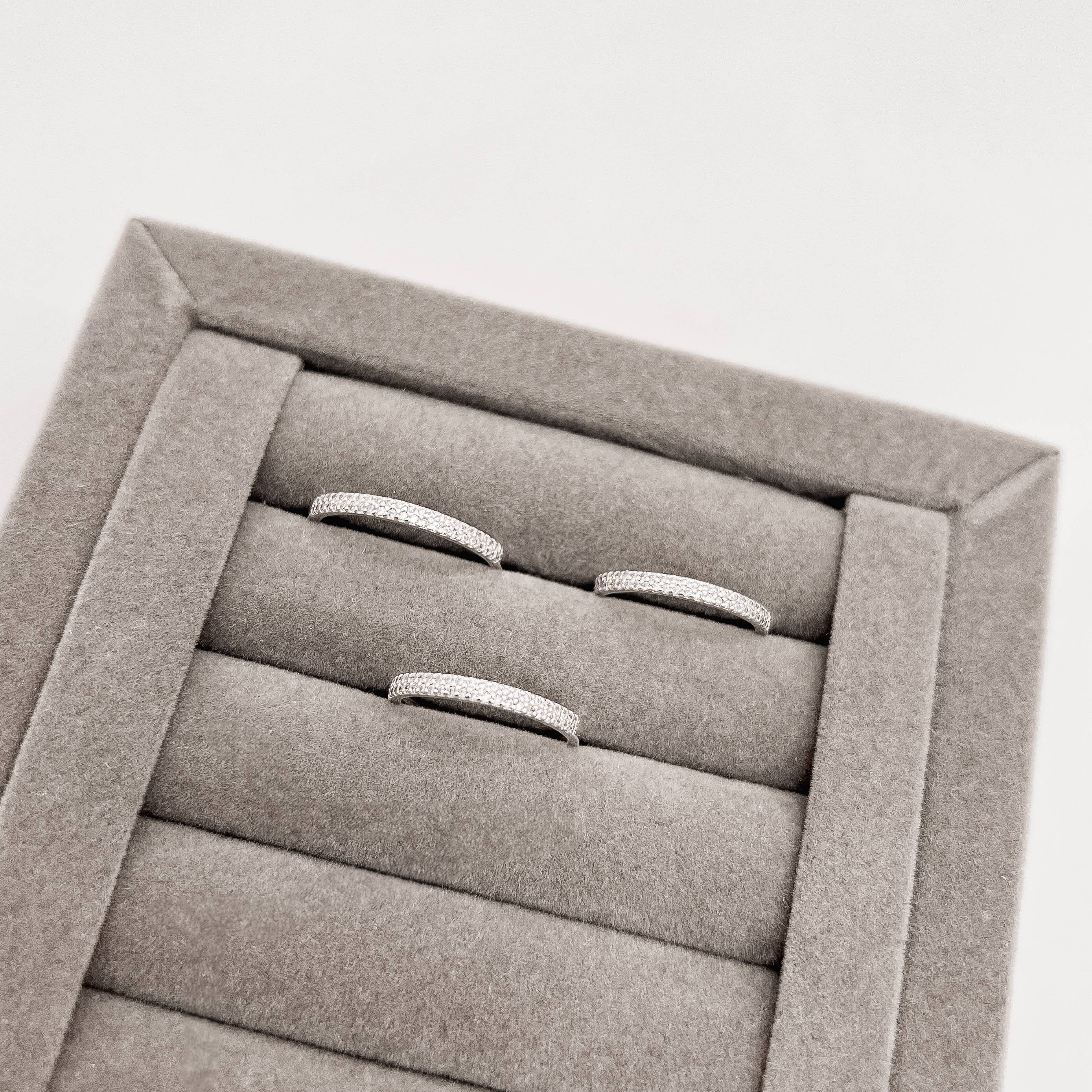 Anel meia aliança com cravejado duplo