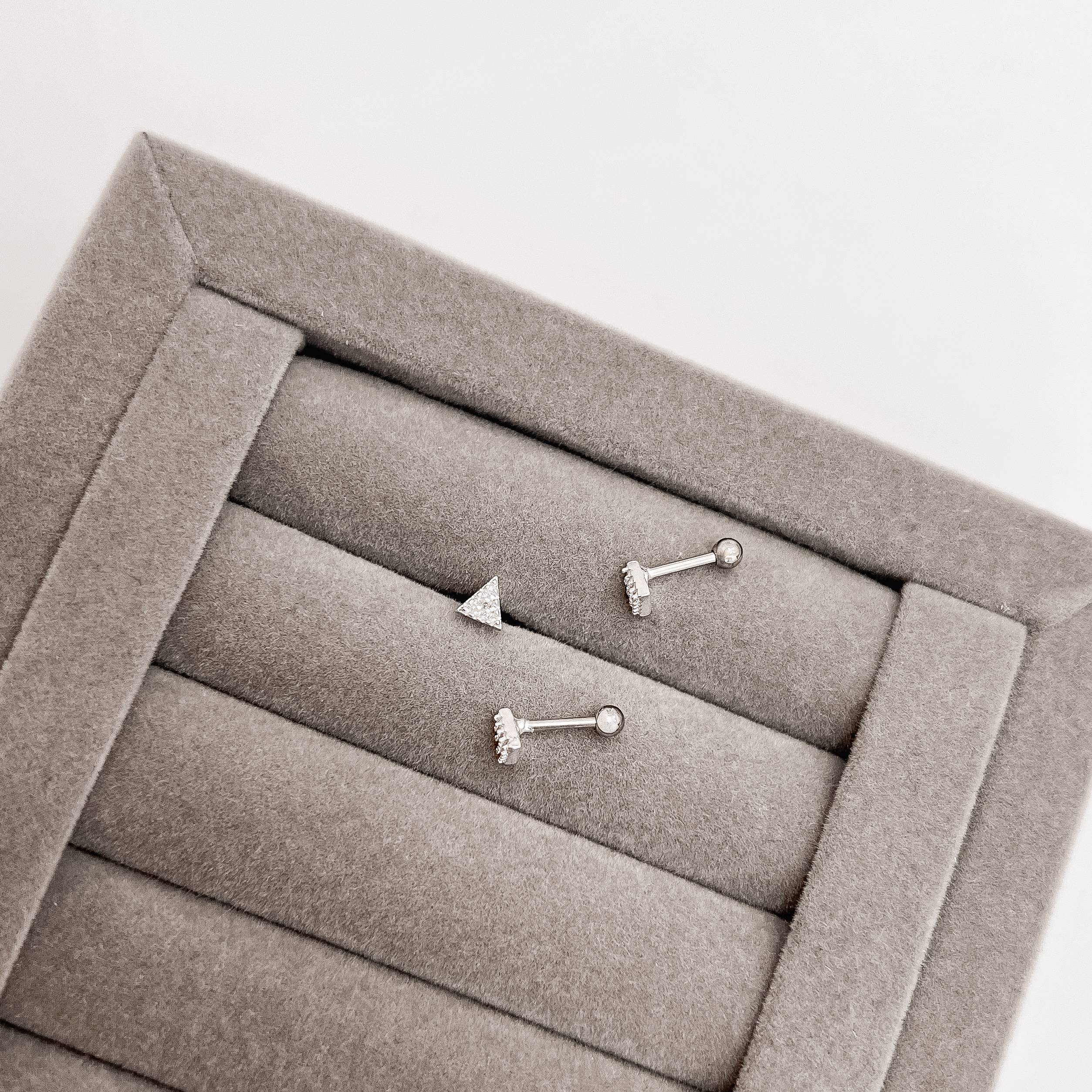 Piercing haste triângulo cravejado 5mm