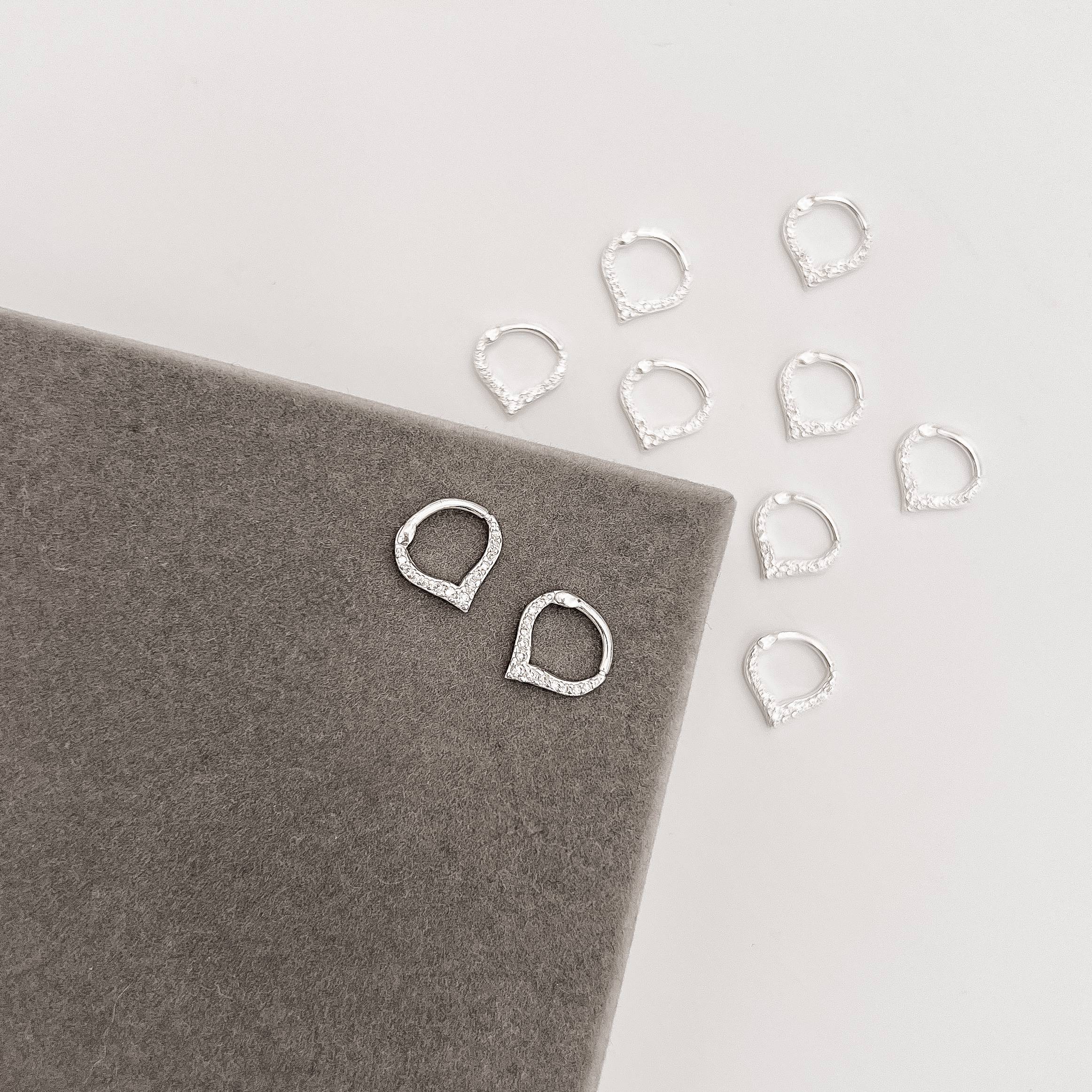 Piercing argola trava v cravejado 10mm orelha direita