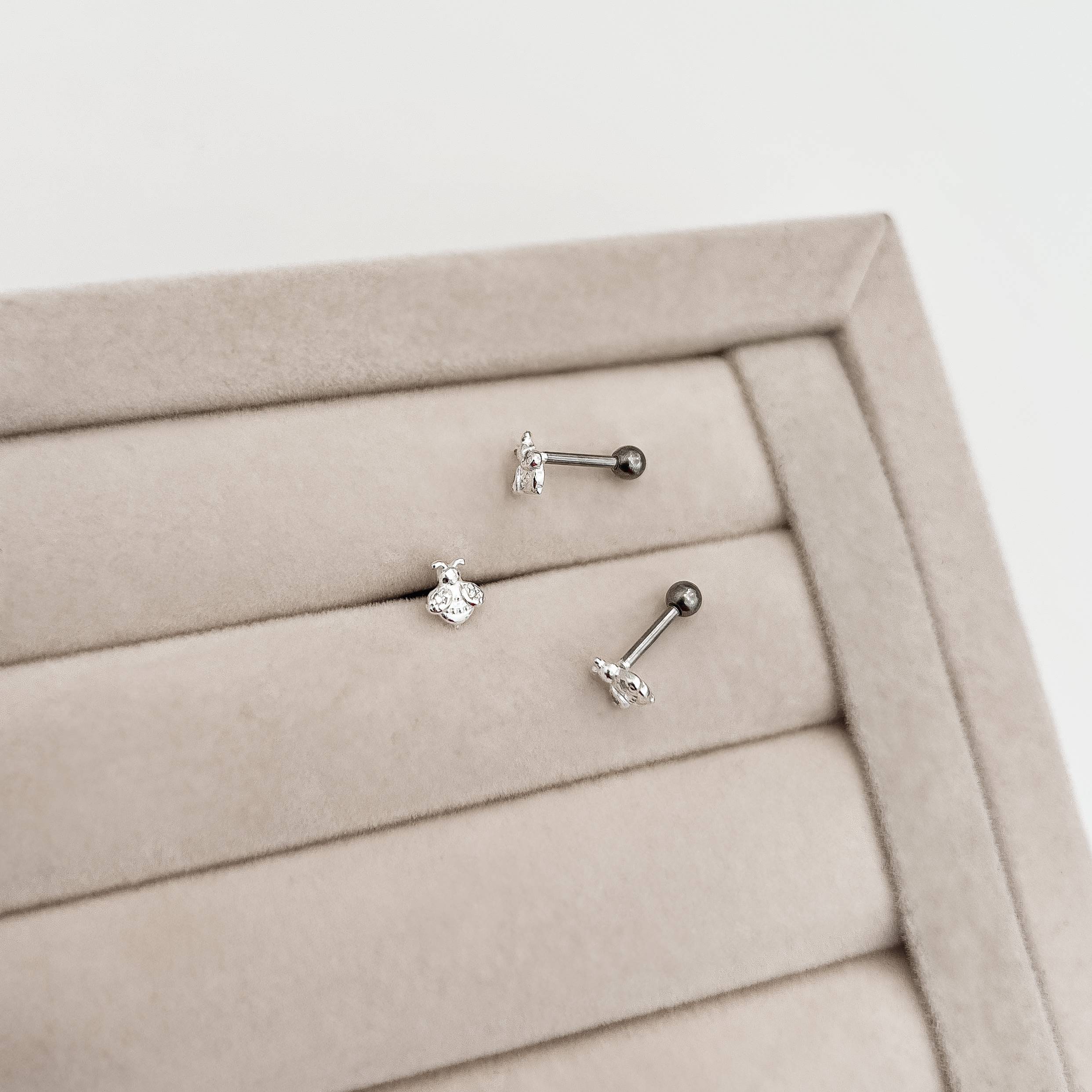 Piercing haste abelha com zircônias 6mm