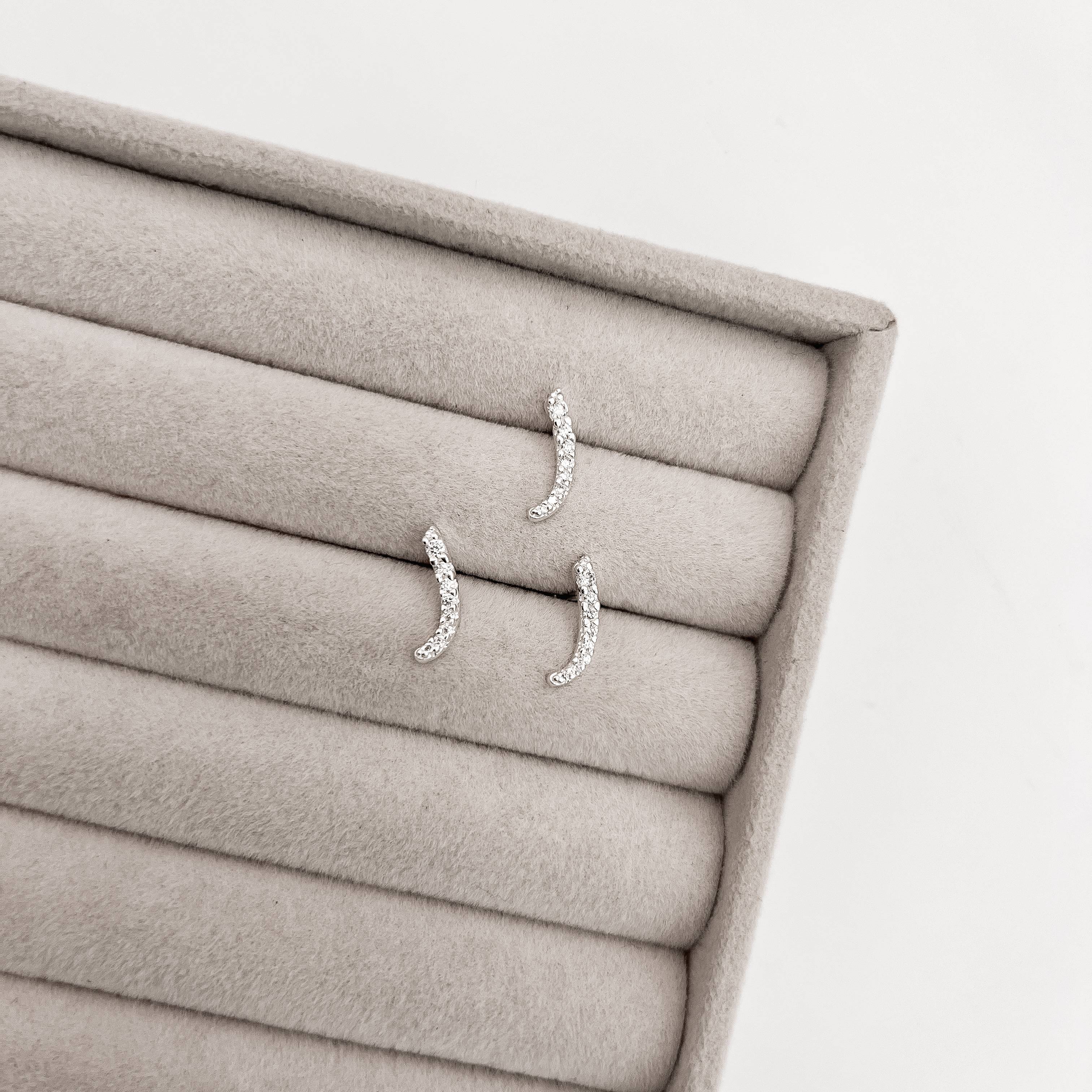 Piercing haste vírgula cravejada 14mm orelha esquerda