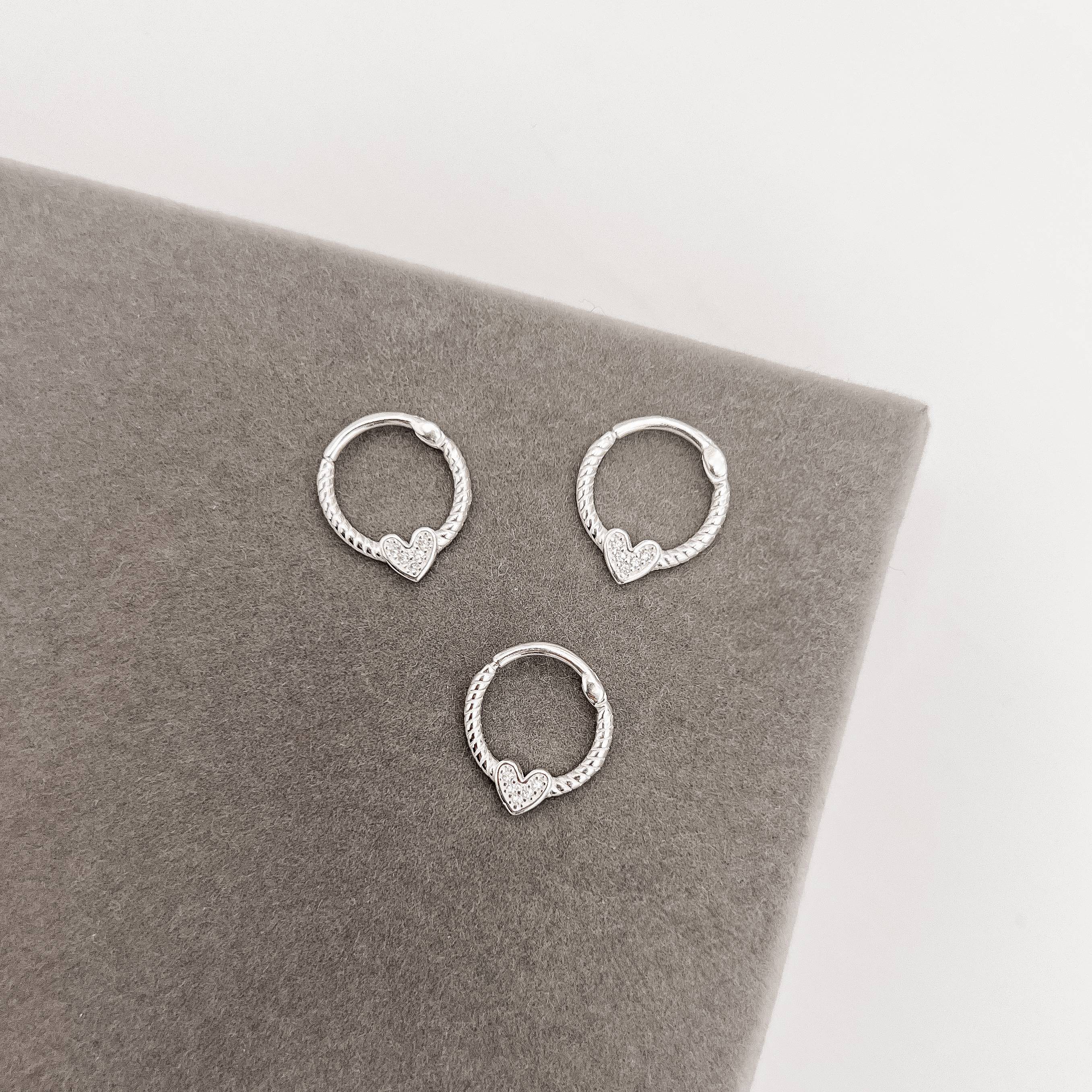 Piercing argola torcida trava com coração cravejado 13mm orelha esquerda