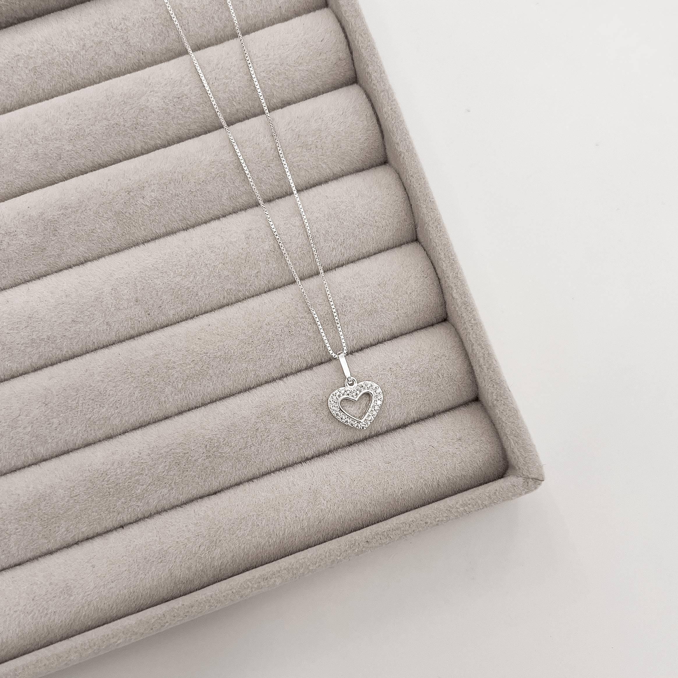 Colar pingente coração vazado com cravejado 10mm 40cm